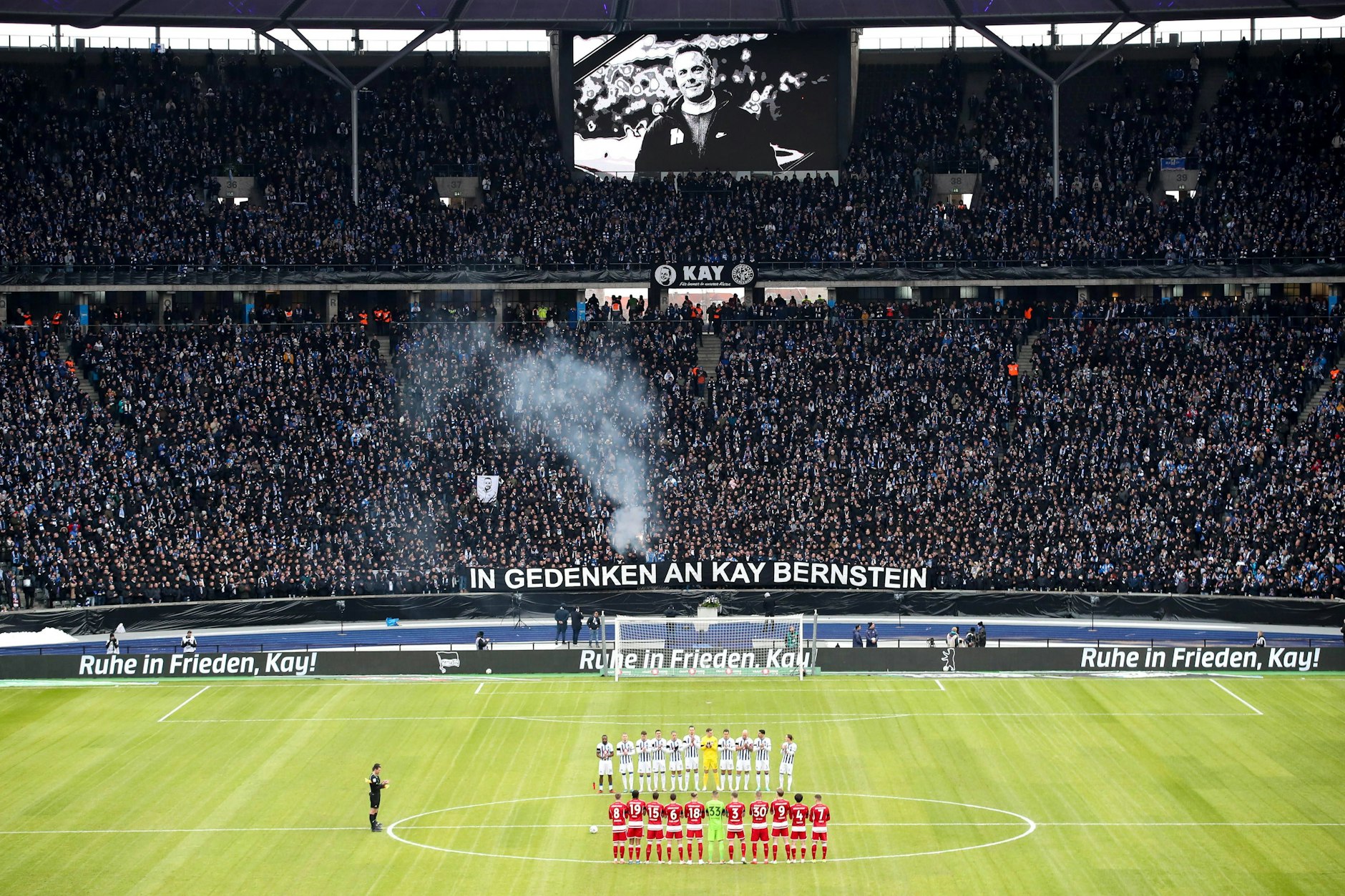 Am 21. Januar 2024 verabschiedeten sich alle Herthaner beim Trauerspiel gegen Düsseldorf vom plötzlich verstorbenen Präsidenten Kay Bernstein.