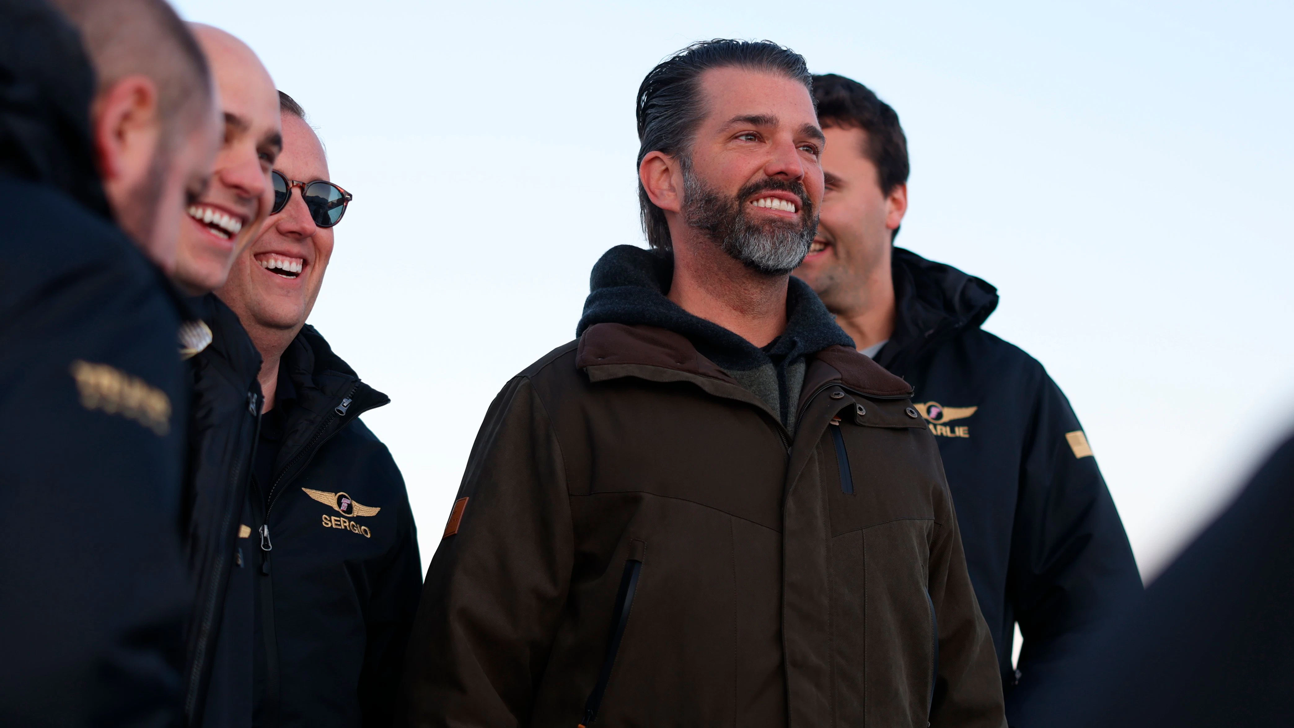 Donald Trump Jr. (M) bei seiner Ankunft in Nuuk.