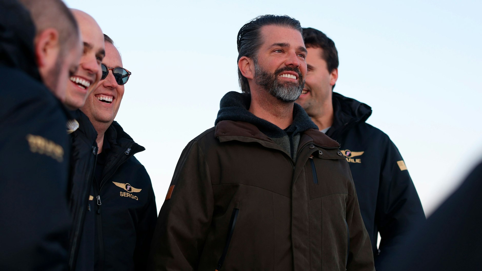 Donald Trump Jr. (M) bei seiner Ankunft in Nuuk.