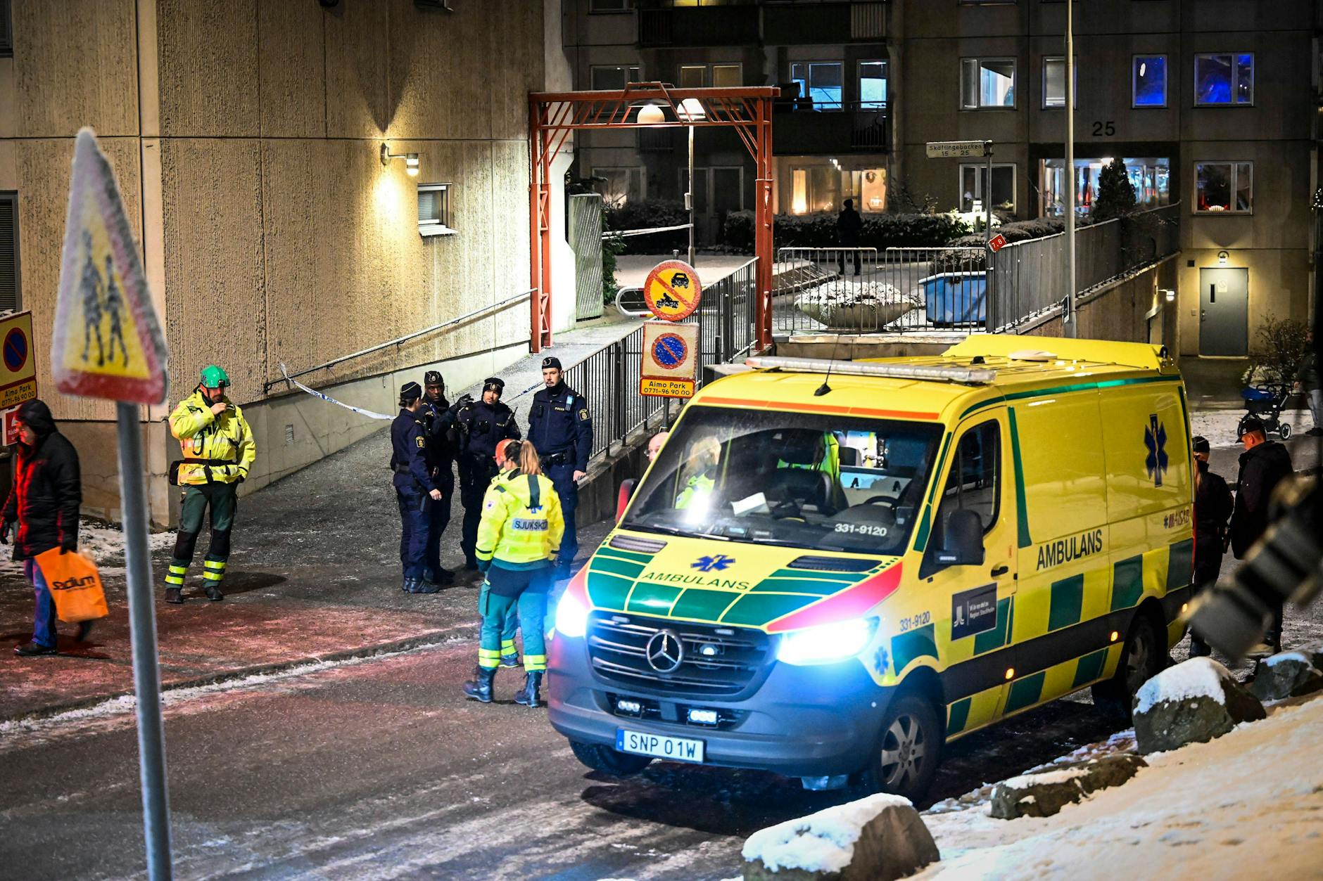 Ein Krankenwagen fuhr nach dem Unglück am Samstagmorgen zum Stockholmer Schloss (Symbolfoto).