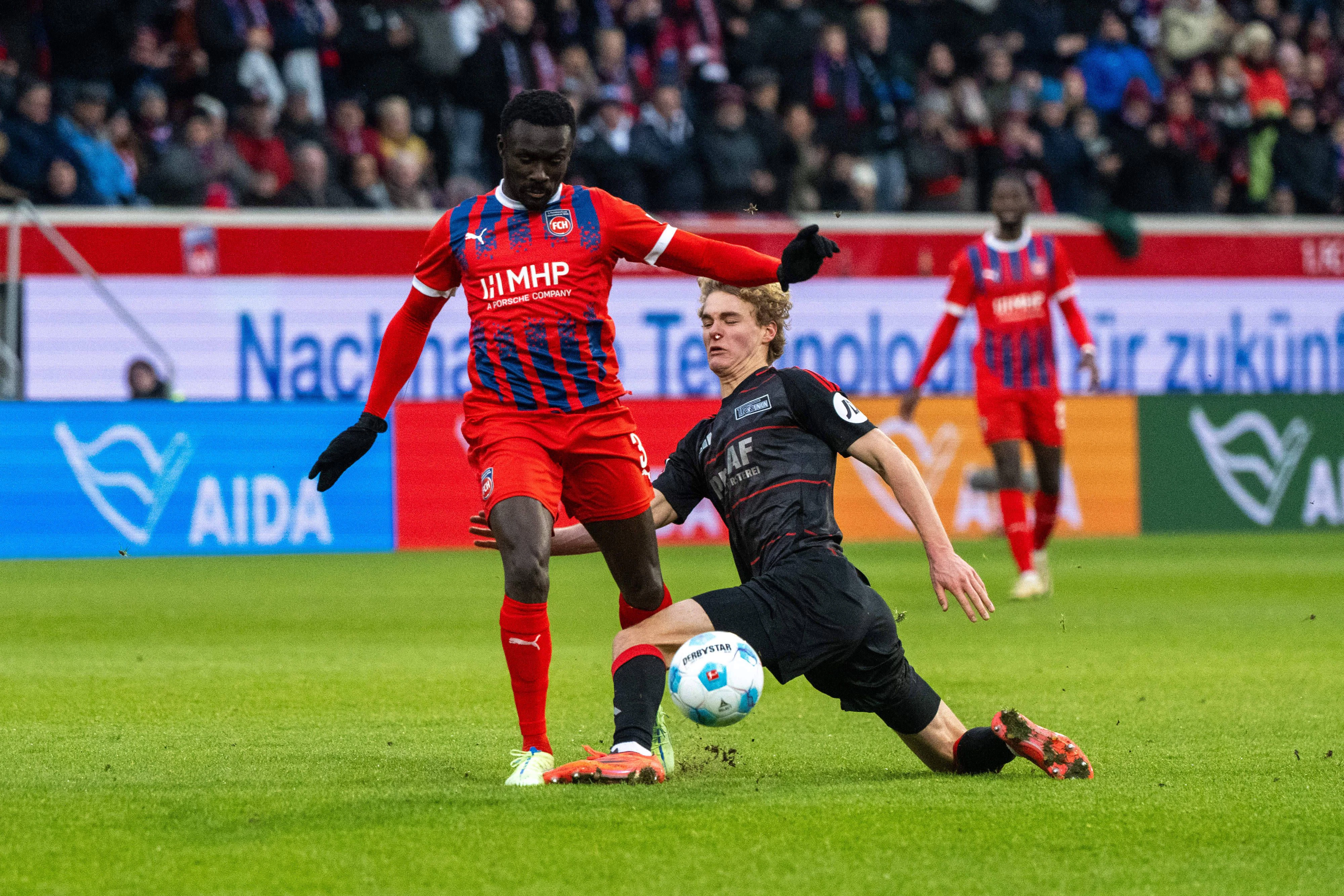 Augen zu und Rot: Tom Rothe kann Heidenheim-Stürmer Conteh nur mit einer Notbremse stoppen, weil der 1. FC Union in der Abwehr nicht sortiert genug steht.