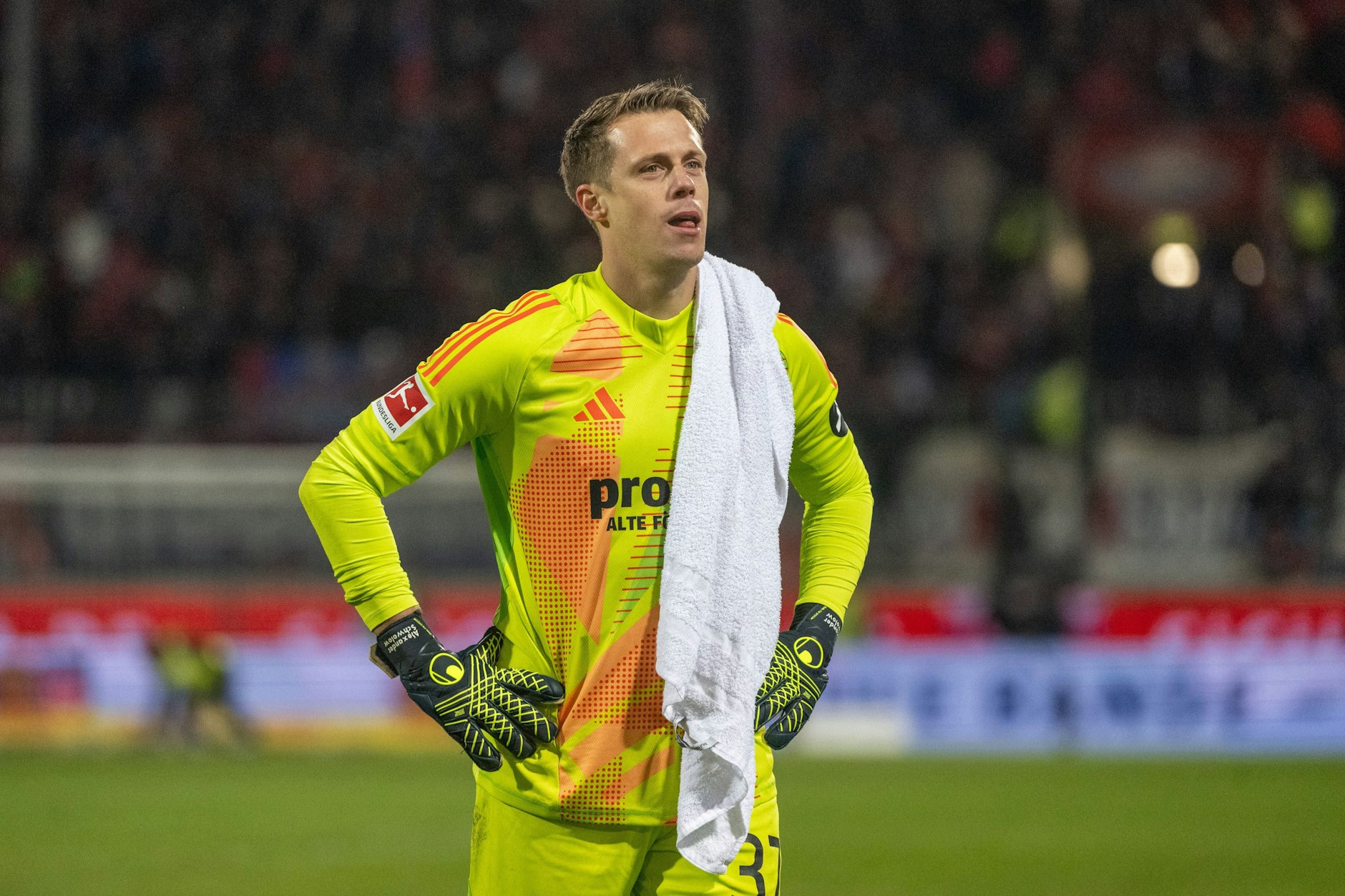 Alexander Schwolow (32) schiebt Frust. Der Ersatztorhüter des 1. FC Union ging in Heidenheim mal wieder als Verlierer vom Platz.