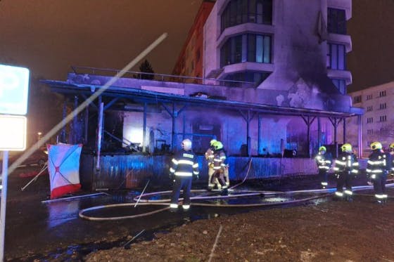 Feuerwehrleute vor dem abgebrannten Restaurant in Most (Brüx).