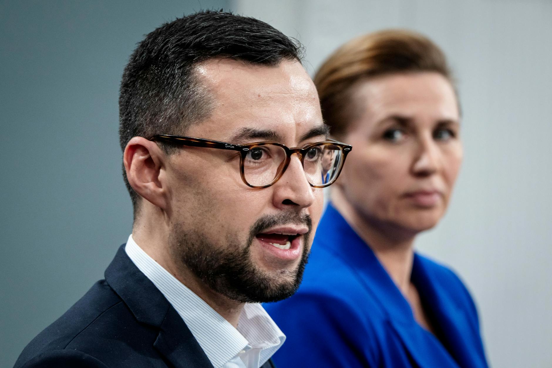 Die dänische Ministerpräsidentin Mette Frederiksen und ihr grönländischer Amtskollege Mute B. Egede auf einer gemeinsamen Pressekonferenz.