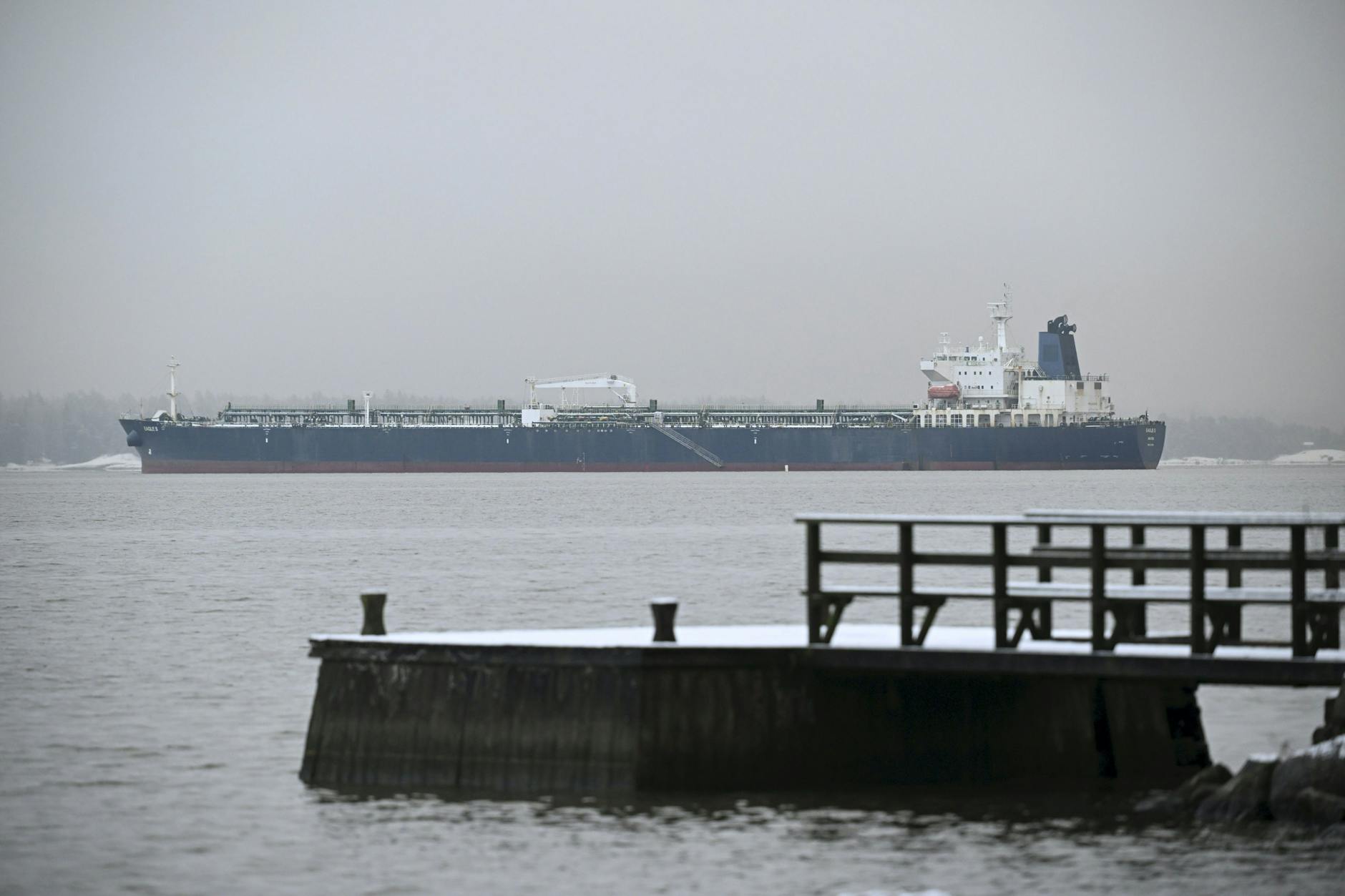 Das Öltankschiff „Eagle S“ steht im Verdacht, das am Boden der Ostsee verlaufende Kabel beschädigt zu haben. Laut Yle gehört es einem in Dubai ansässigen Unternehmen.