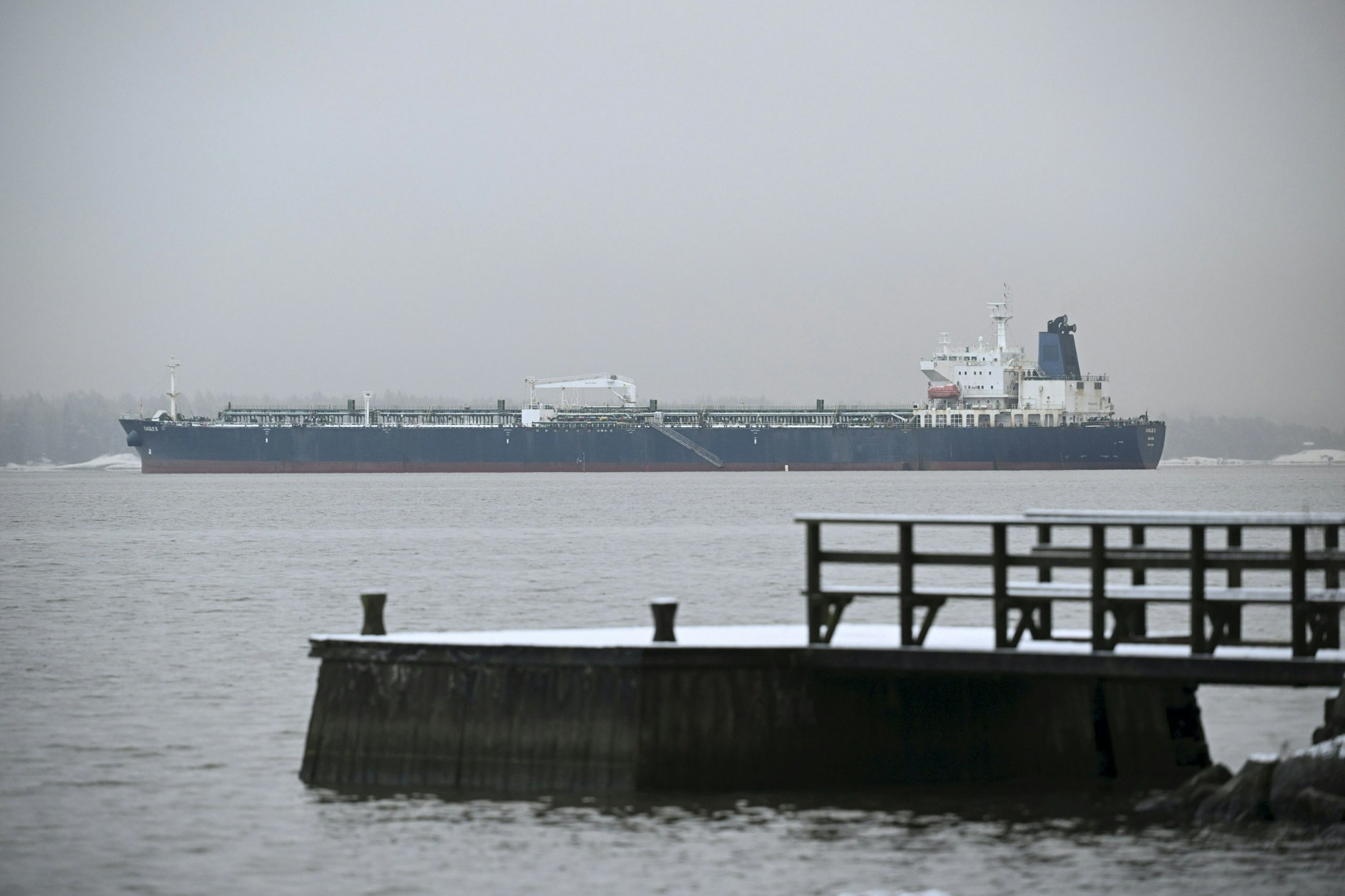 Das Öltankschiff „Eagle S“ steht im Verdacht, das am Boden der Ostsee verlaufende Kabel beschädigt zu haben. Laut Yle gehört es einem in Dubai ansässigen Unternehmen.