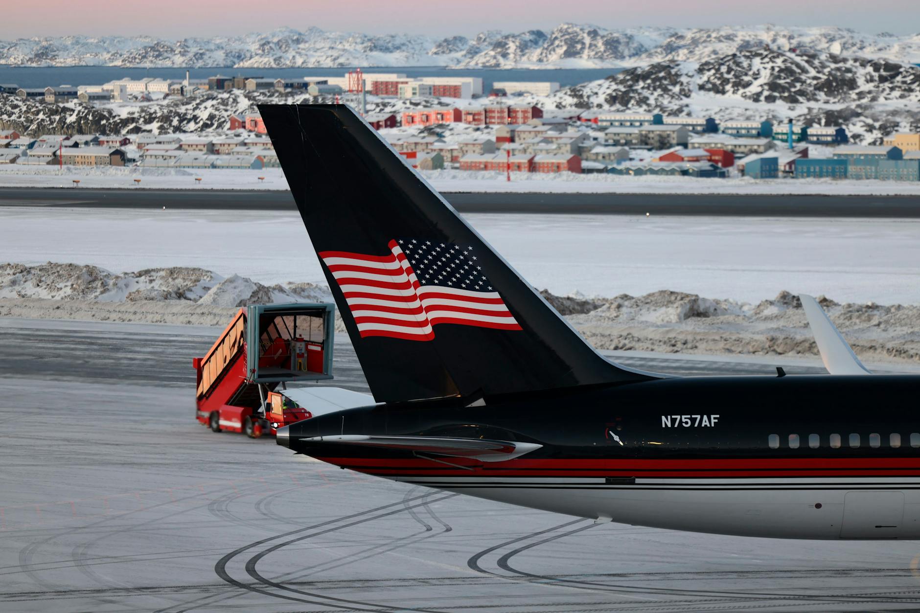 07.01.2025, Grönland, Nuuk: Ein Flugzeug mit Donald Trump Jr. an Bord landet in Nuuk.