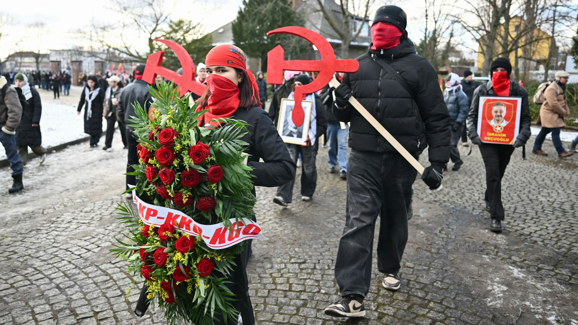 Rot vermummt: Auch junge Demonstranten mit Hammer und Sichel, dem kommunistischen Symbol von Bolschewismus, Maoismus und der diversen weiteren marxistisch-leninistischen Strömungen, mischten sich in den Zug. 