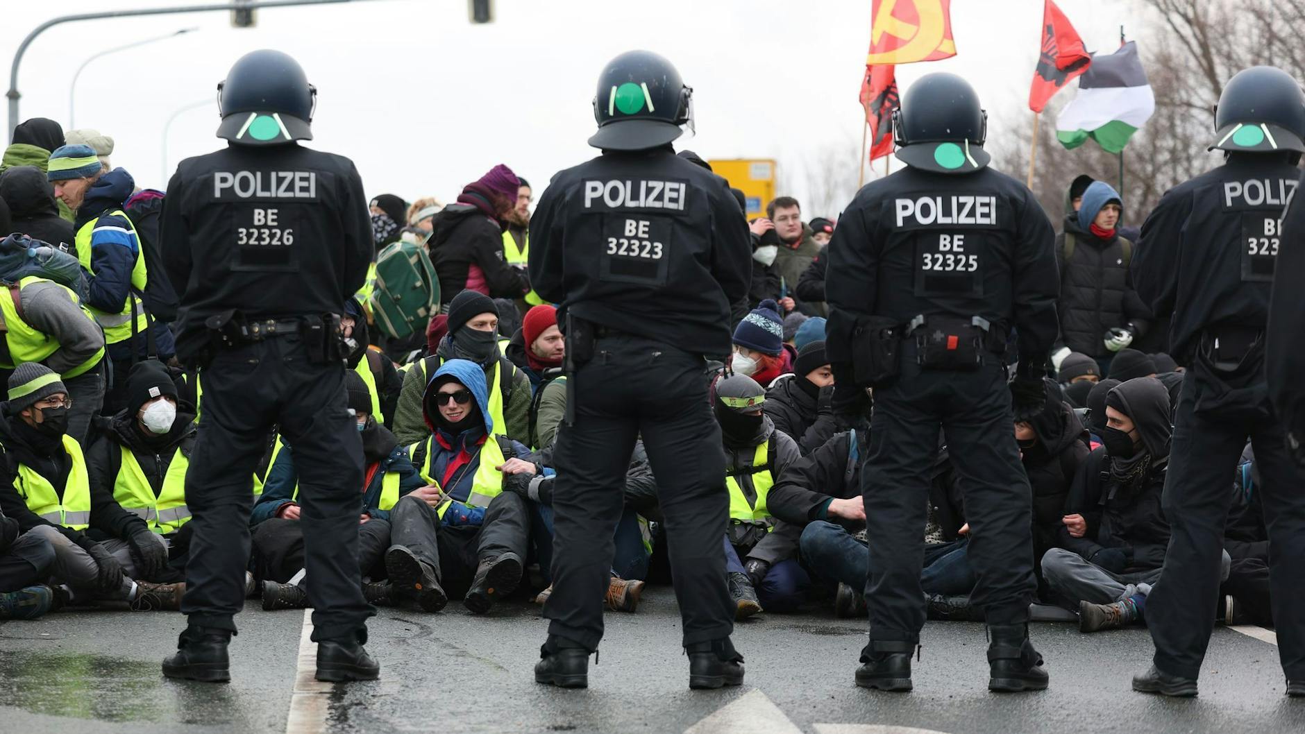 Am Rand des AfD-Parteitags in Riesa gab es zahlreiche Protestaktionen.