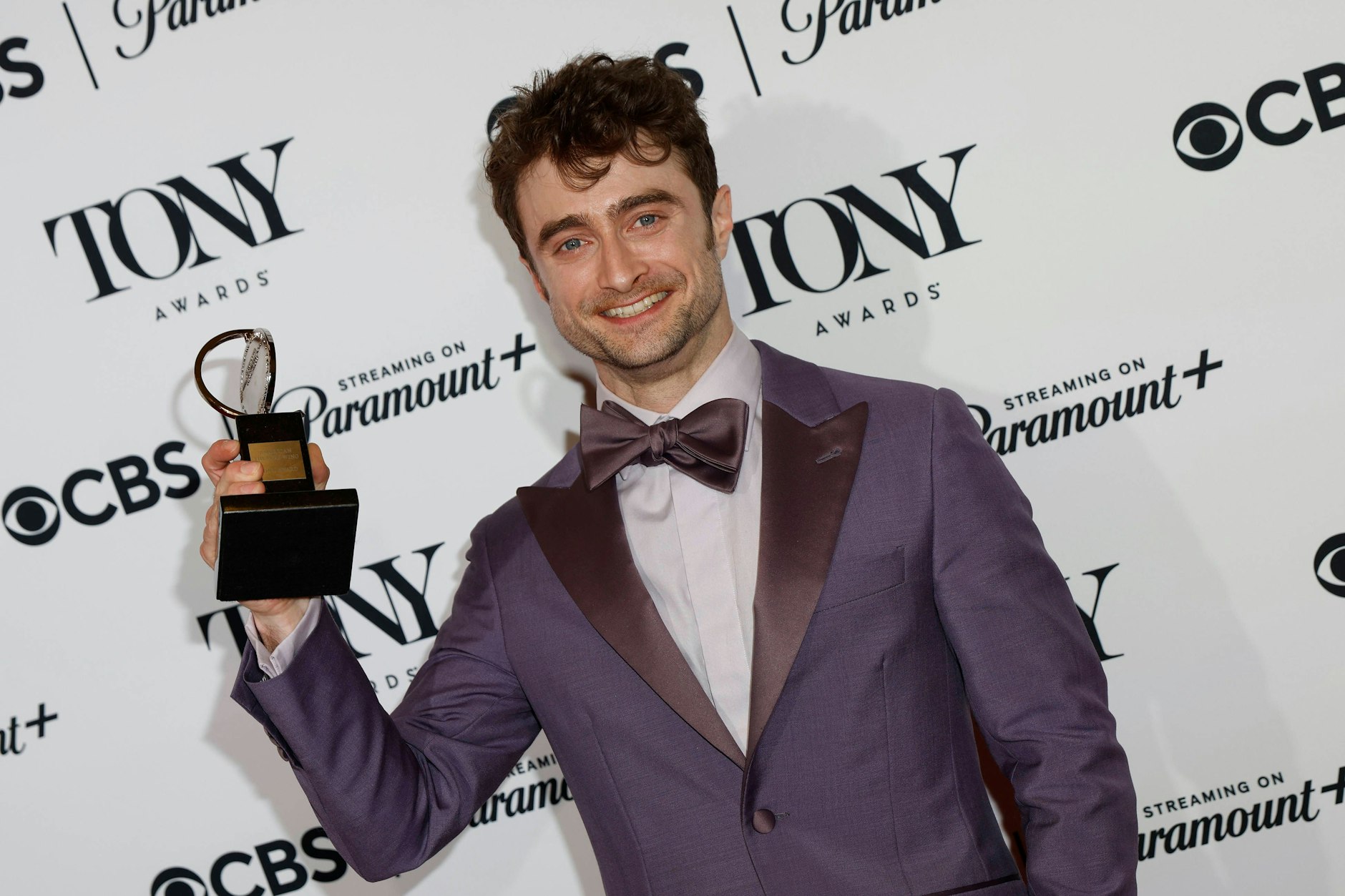 Daniel Radcliffe 2024 stolz mit seiner Tony-Trophäe als bester Nebendarsteller in einem Broadway-Musical.