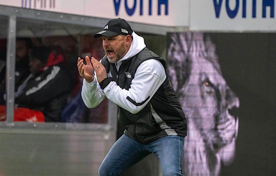 Steffen Baumgart (53), Cheftrainer des 1. FC Union, coachte seine Mannschaft in Heidenheim wie immer mit vollem Einsatz.