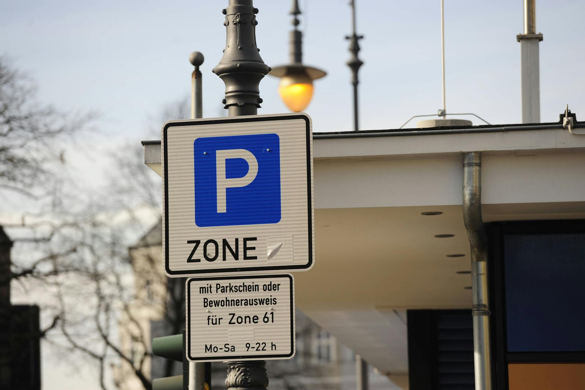 Die Parkzone 61 nahe der Bergmannstraße ist eine von neun Gebieten in Friedrichshain-Kreuzberg, in denen man nicht mehr umsonst mit dem Auto parken darf. Bald soll der komplette Bezirk nur noch aus Parkzonen bestehen.