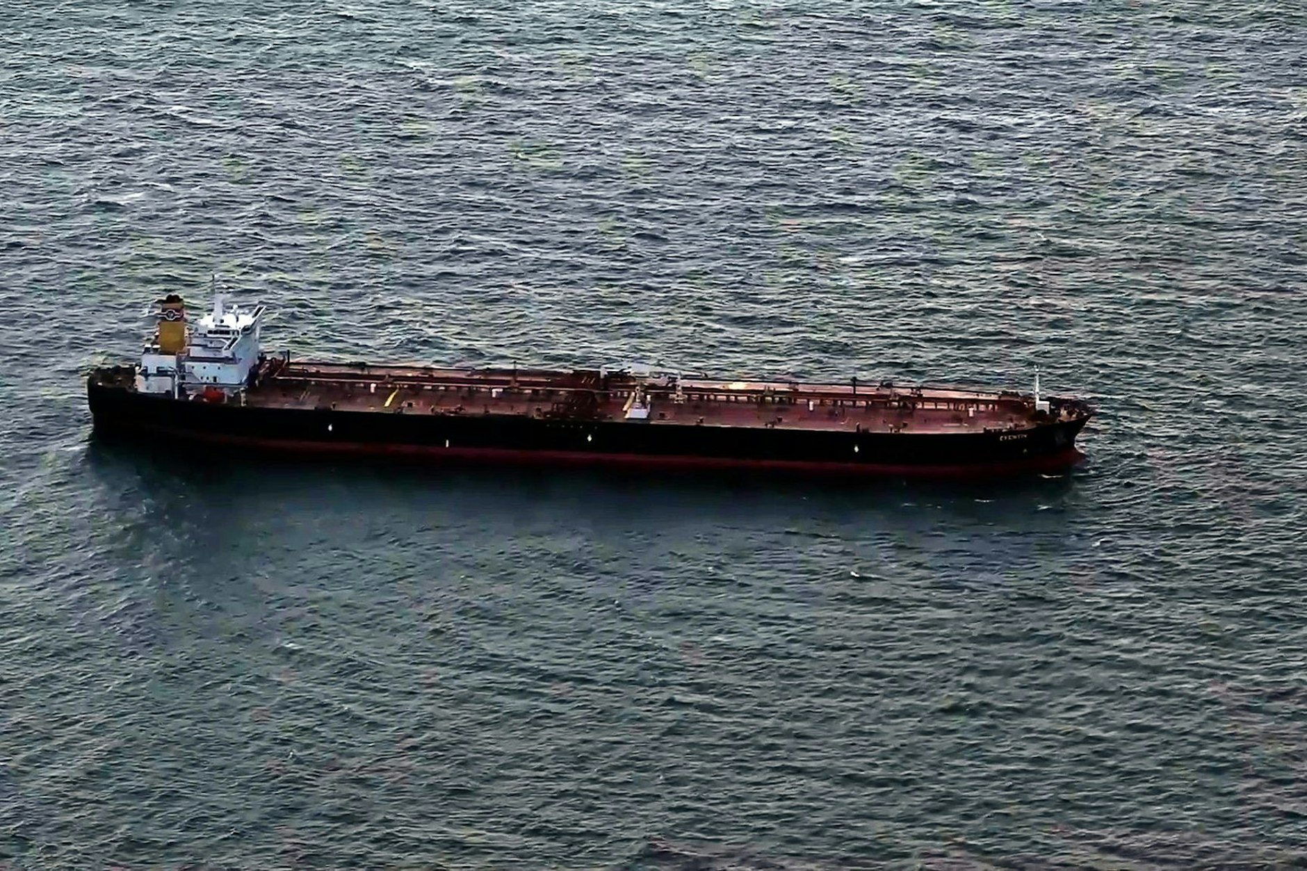 Blick auf den manövrierunfähigen Öltanker „Eventin“ vor der Küste der Insel Rügen.