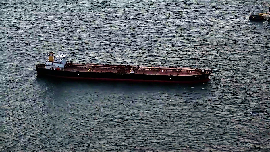 Blick auf den manövrierunfähigen Öltanker „Eventin“&nbsp;vor der Küste der Insel Rügen.