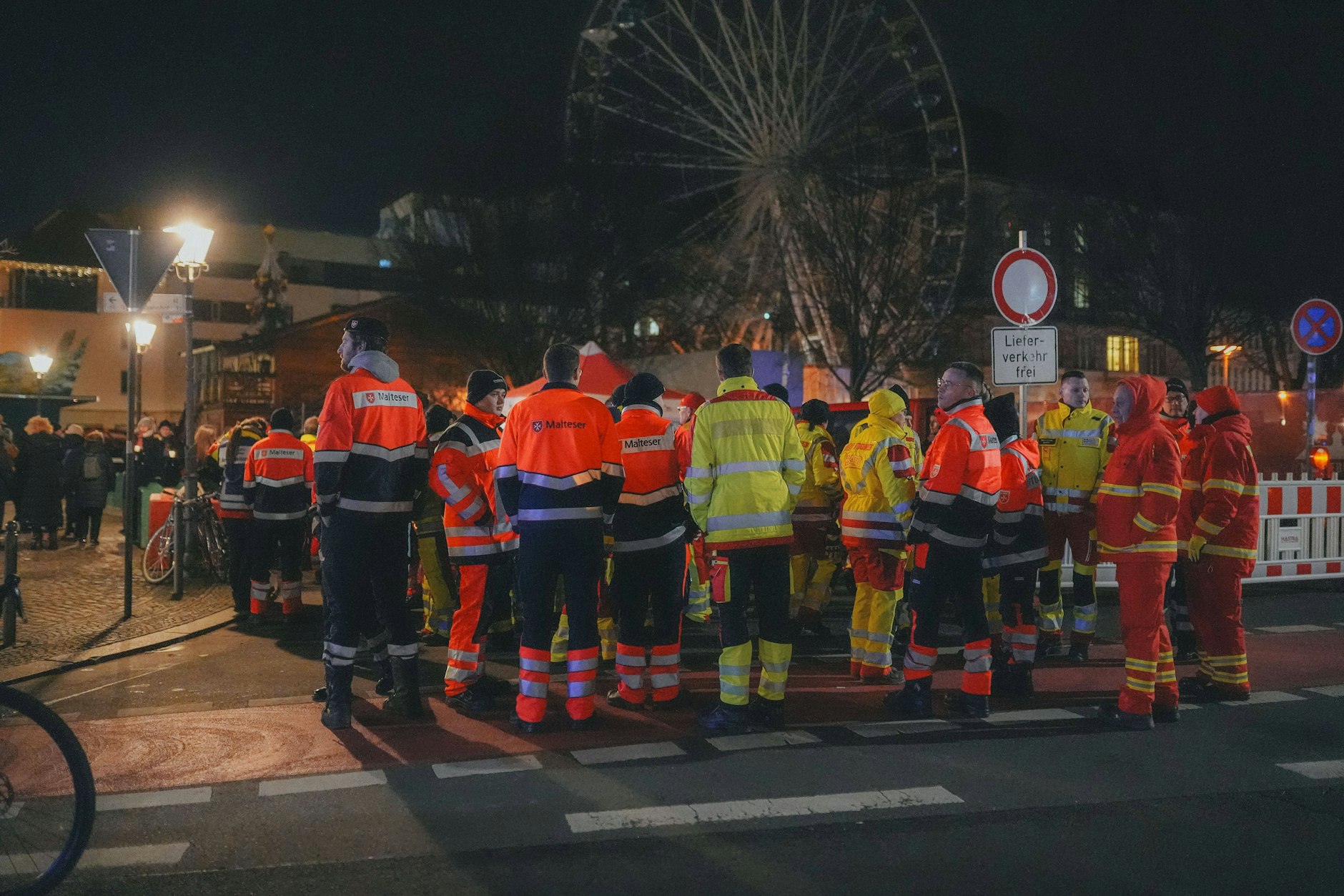 Einsatzkräfte nehmen an der Menschenkette um den Alten Markt teil in Gedenken an den Anschlag auf dem Magdeburger Weihnachtsmarkt.