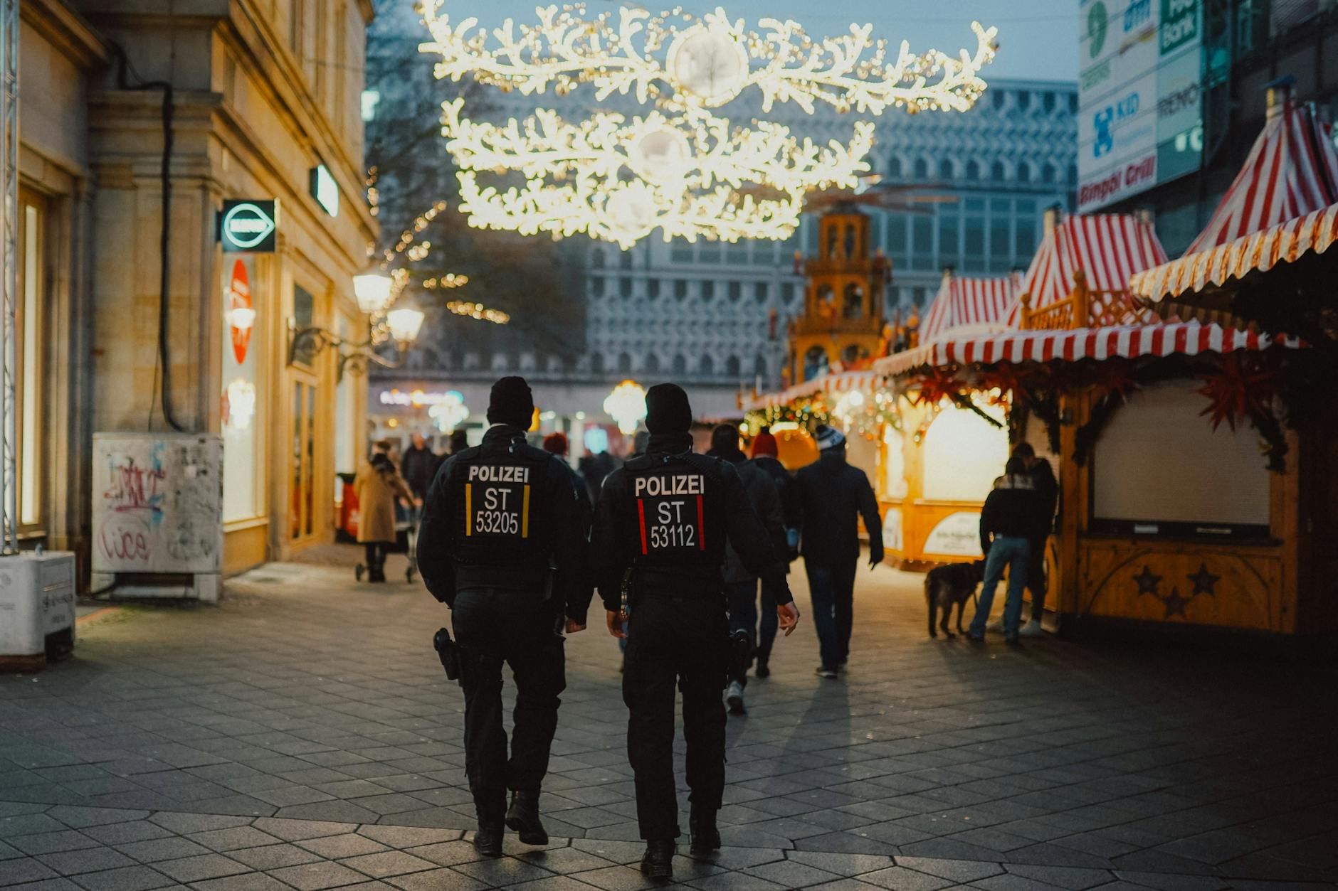 Die Polizei war auch mehrere Tage nach dem Anschlag sehr wachsam und auf dem auf dem Magdeburger Weihnachtsmarkt präsent.