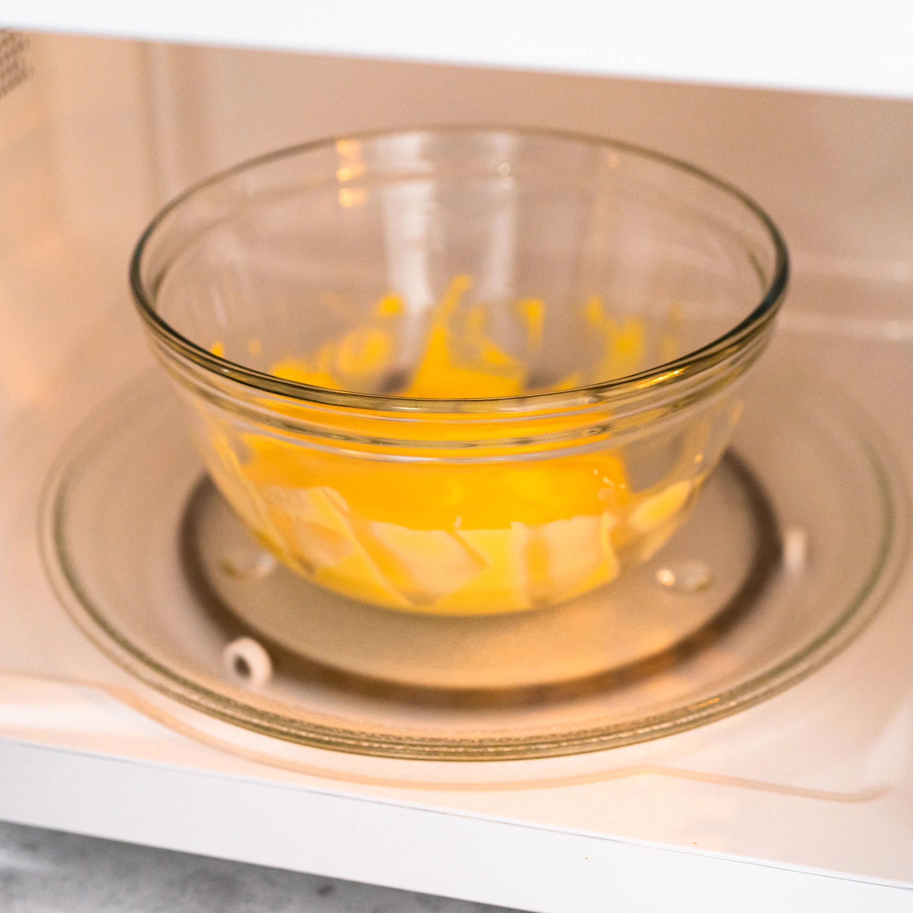 Butter lässt sich in der Mikrowelle leicht schmelzen.