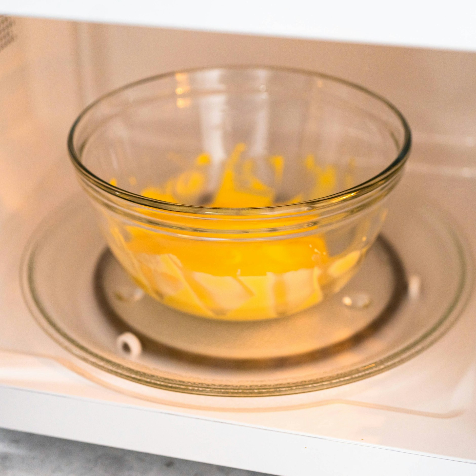 Butter lässt sich in der Mikrowelle leicht schmelzen.