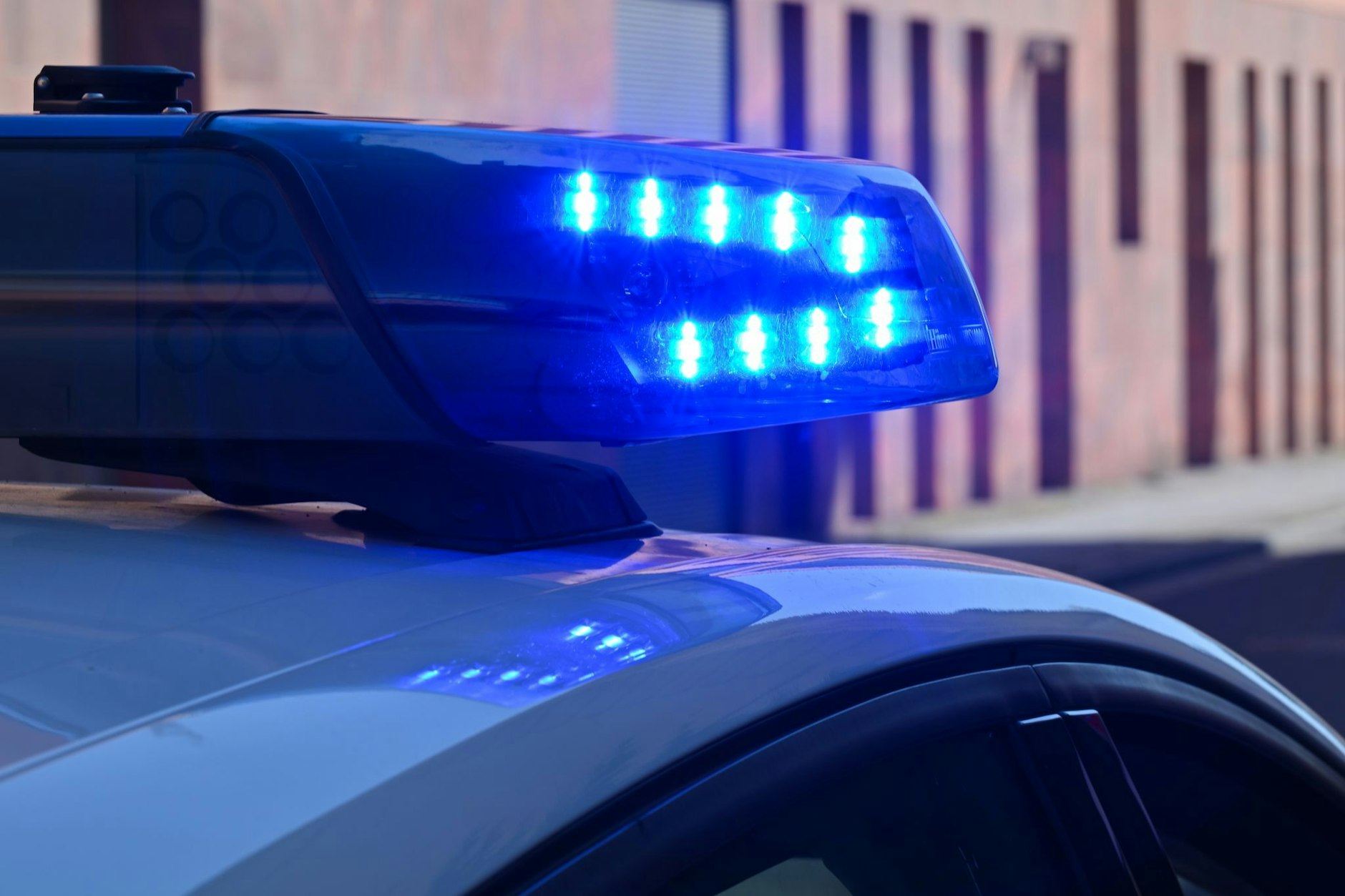 Der Täter ist weiterhin flüchtig.