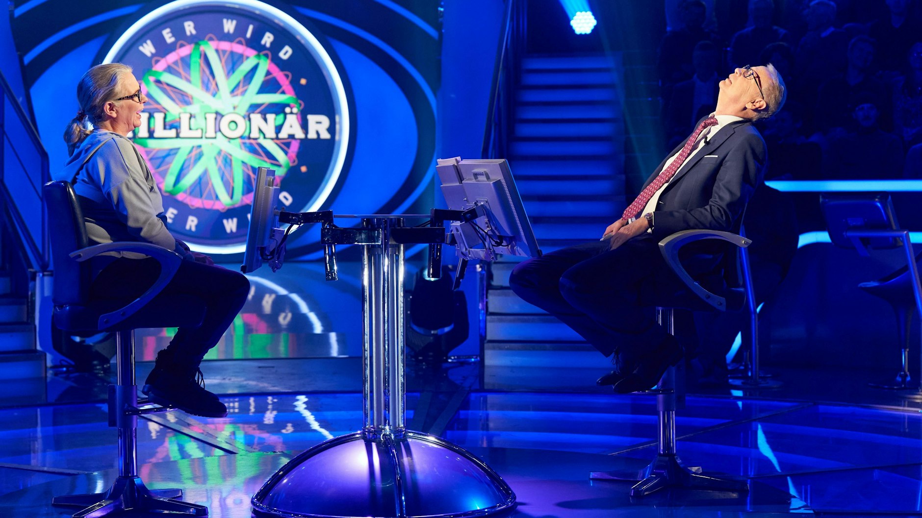 Iris Oberath mit Günther Jauch im Studio von „Wer wird Millionär?“: Mit ihrer lustigen und frechen Art lockt sie den Quizmaster aus der Reserve.