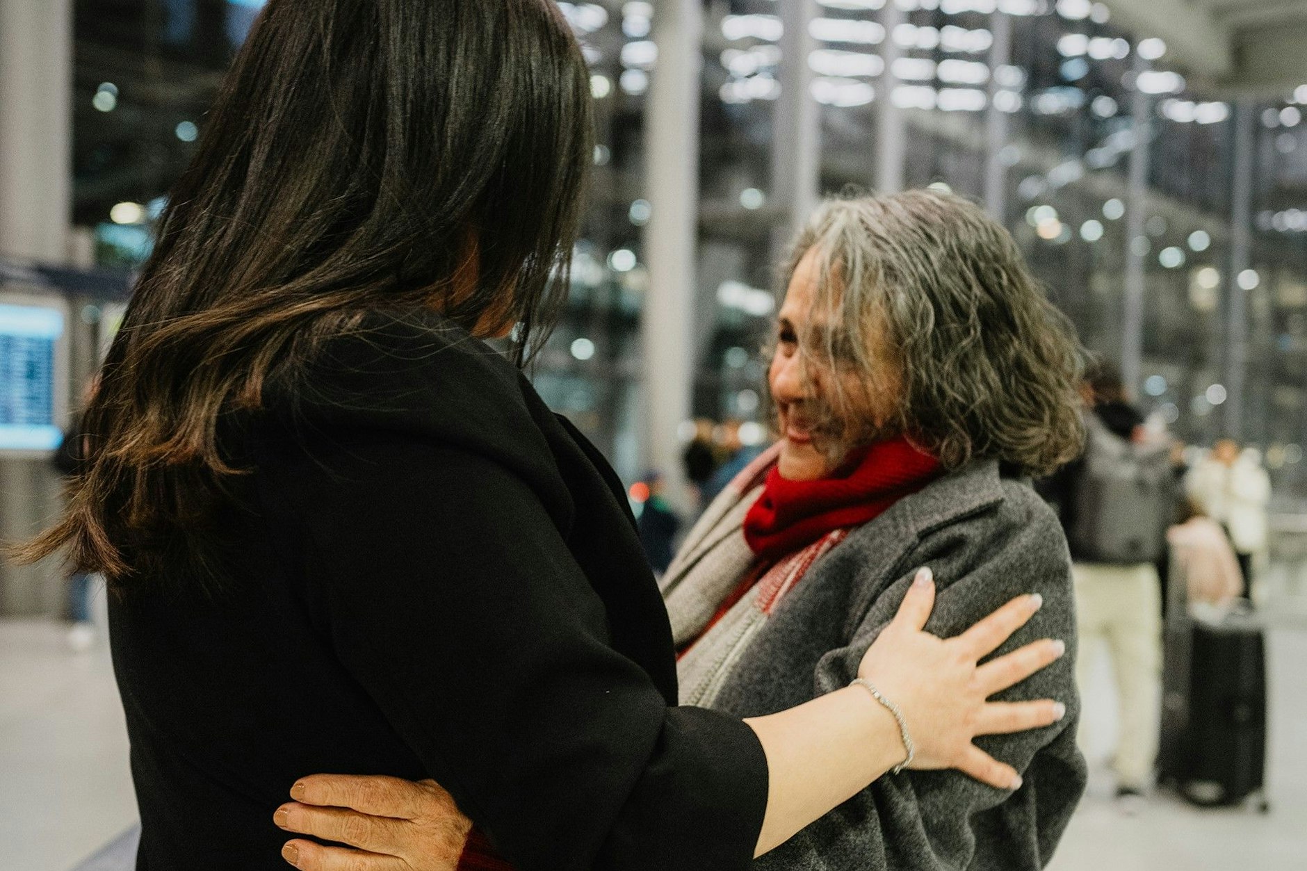 Die deutsch-iranerin Nahid Taghavi wird am Flughafen von ihrer Tochter begrüßt.