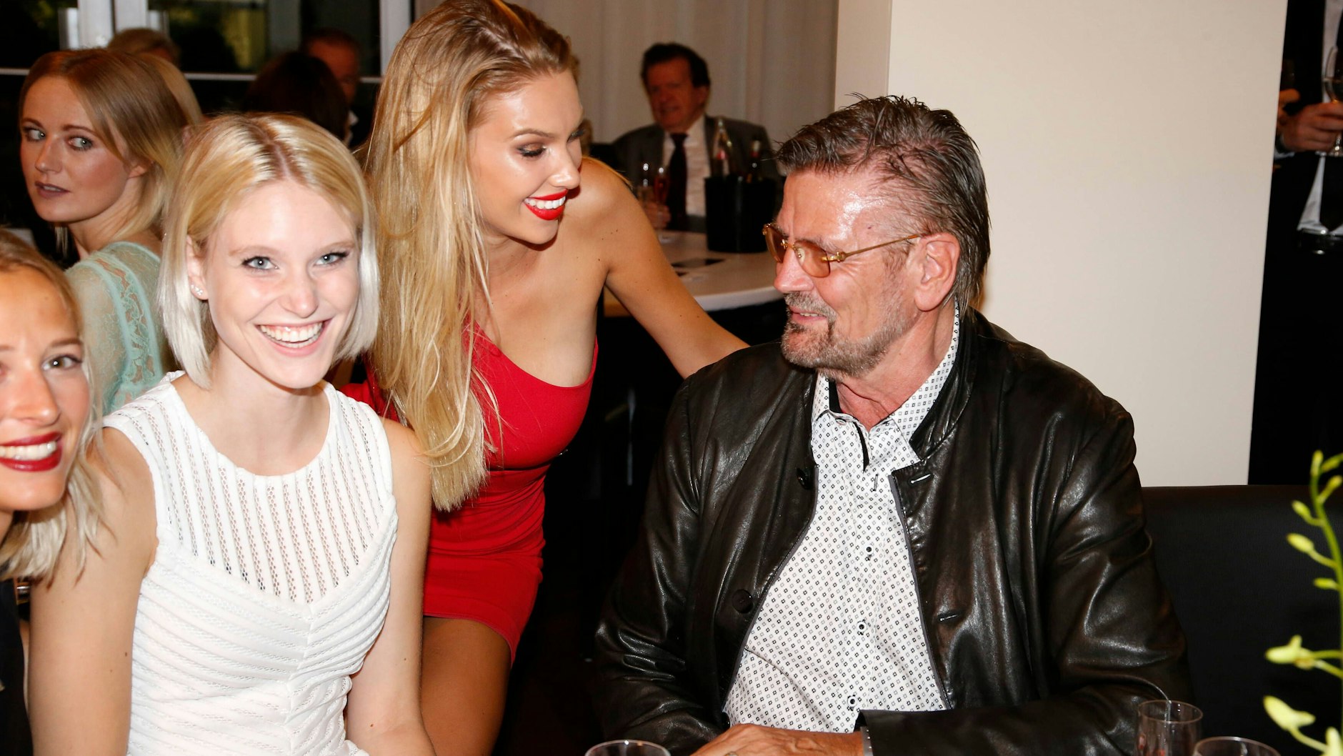 Günther Klum mit den Models Kim Hnizdo und Melinda London im Jahr 2017.