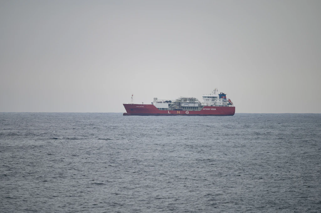 Rusya'nın yeni ABD yaptırımları umurunda mı? İspanya açıklarında şüpheli LNG gemisi görüldü