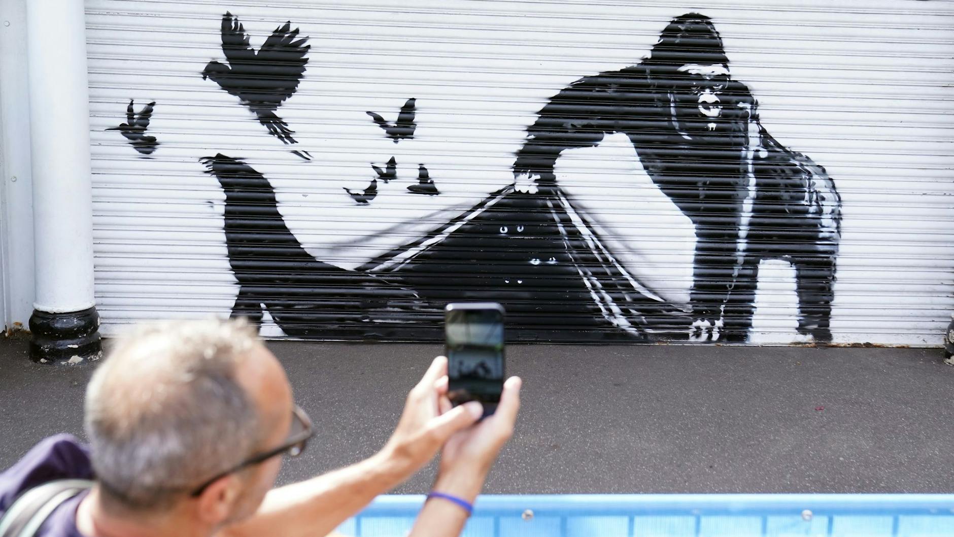 Über mehr als eine Woche schuf Künstler Banksy im vergangenen Jahr Tierbilder im öffentlichen Raum, auch dieses. Er arbeitet mit der sogenannten Stencil-Technik.