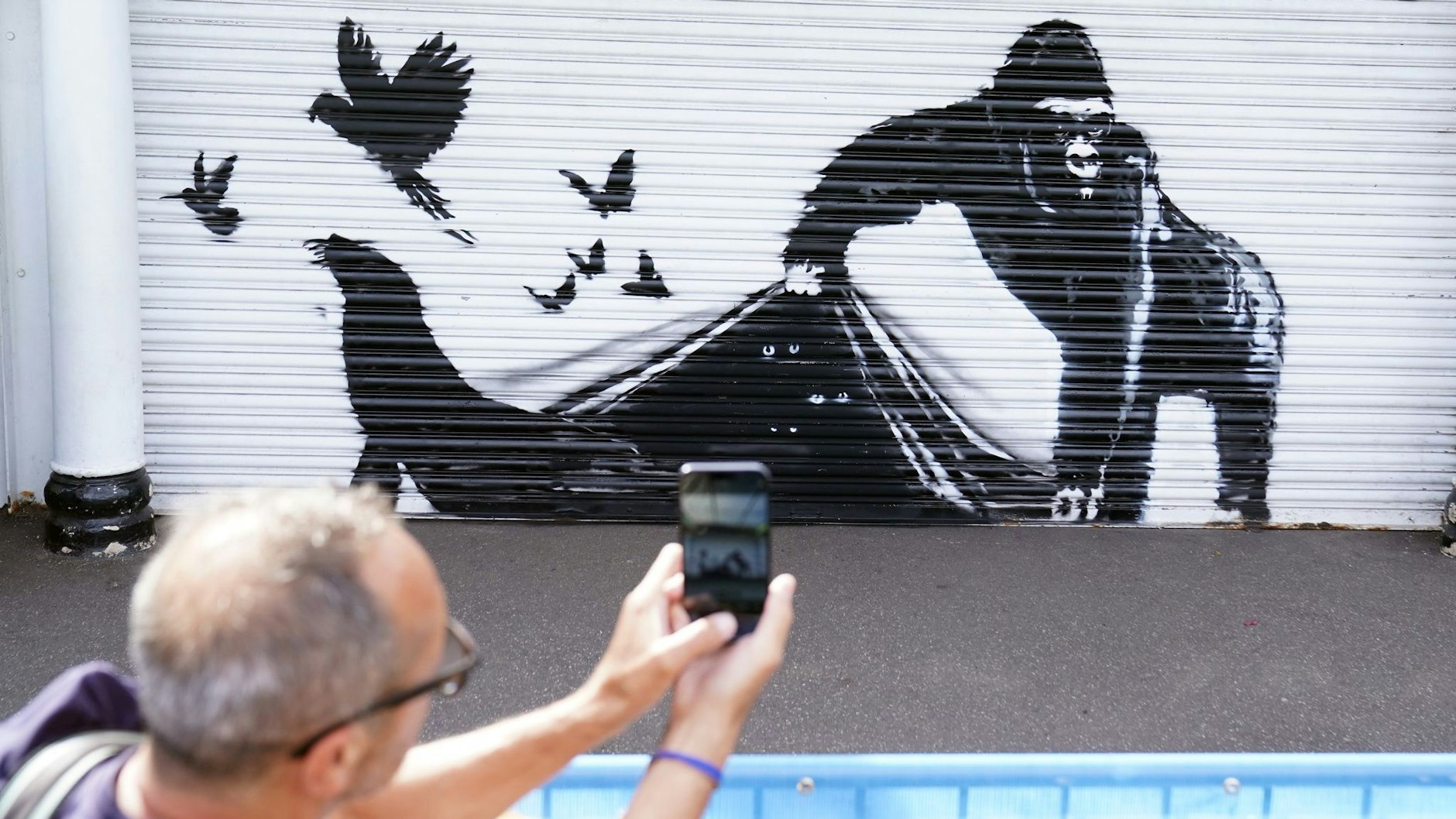 Über mehr als eine Woche schuf Künstler Banksy im vergangenen Jahr Tierbilder im öffentlichen Raum, auch dieses. Er arbeitet mit der sogenannten Stencil-Technik.