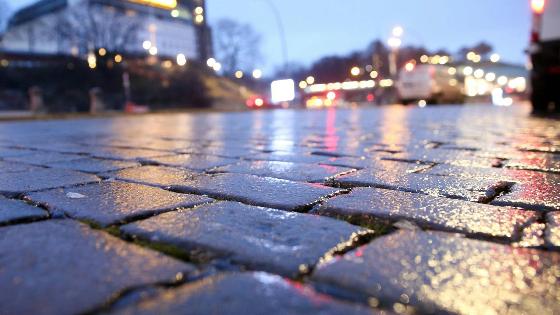 Auch die Fußwege können am Dienstag richtig glatt werden - Vorsicht ist geboten, falls Sie vor die Tür müssen!