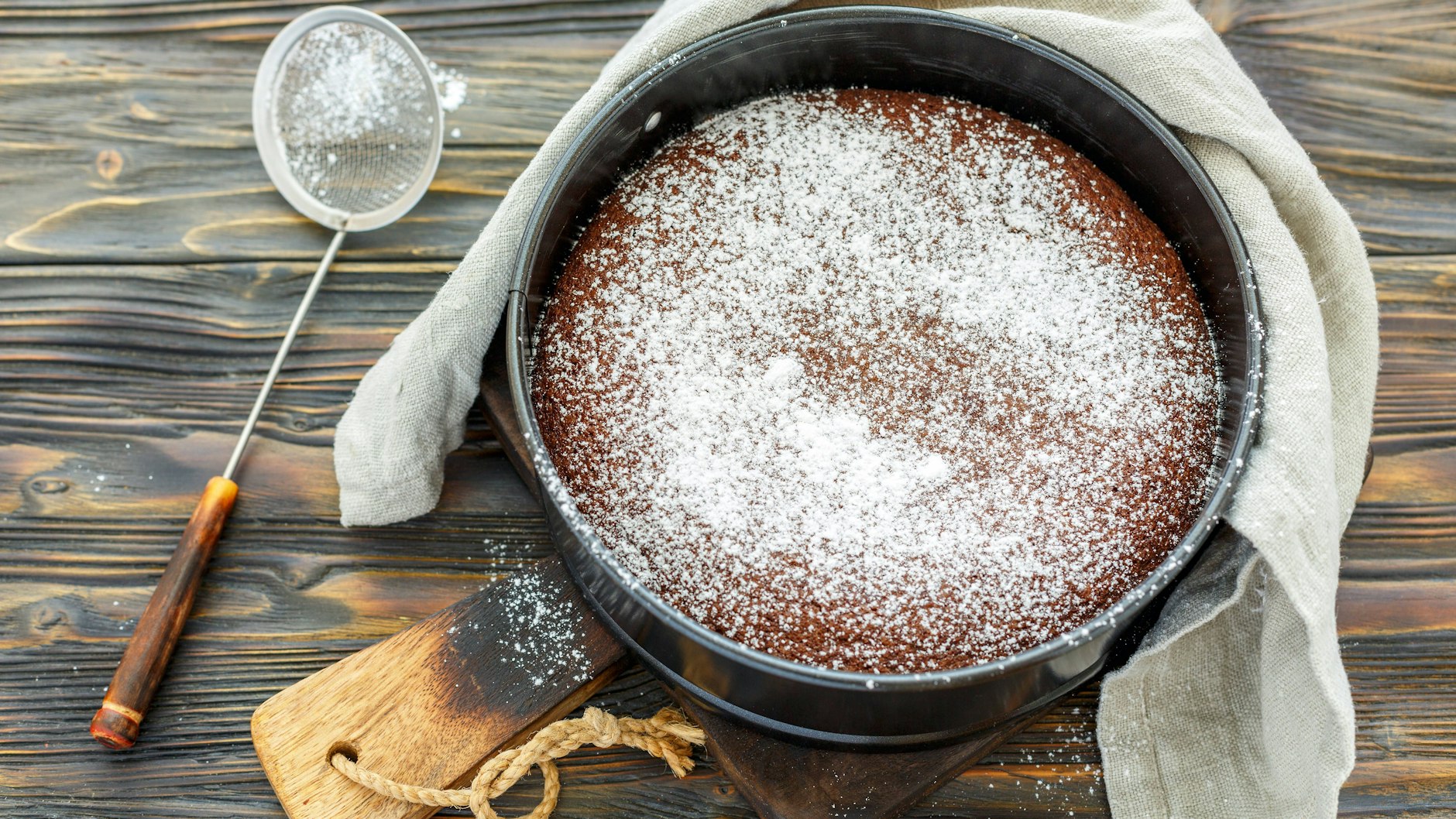 Wenn Sie Puderzucker im Haus haben, gönnen Sie dem Schokokuchen noch eine zarte Schicht davon.