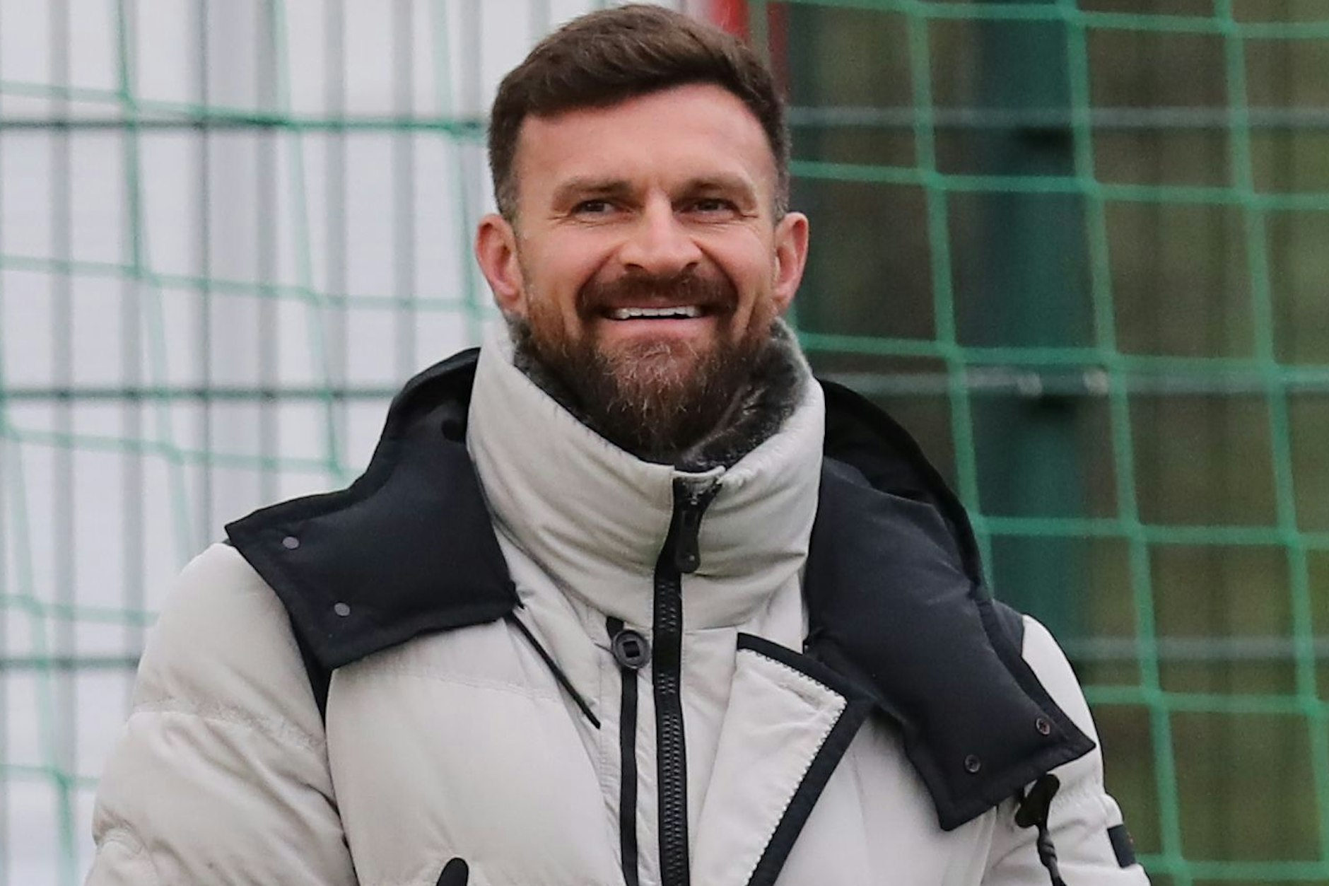 Man sieht’s: Enis Alushi fühlt sich nach einer Woche als Geschäftsführer Sport beim BFC Dynamo pudelwohl.