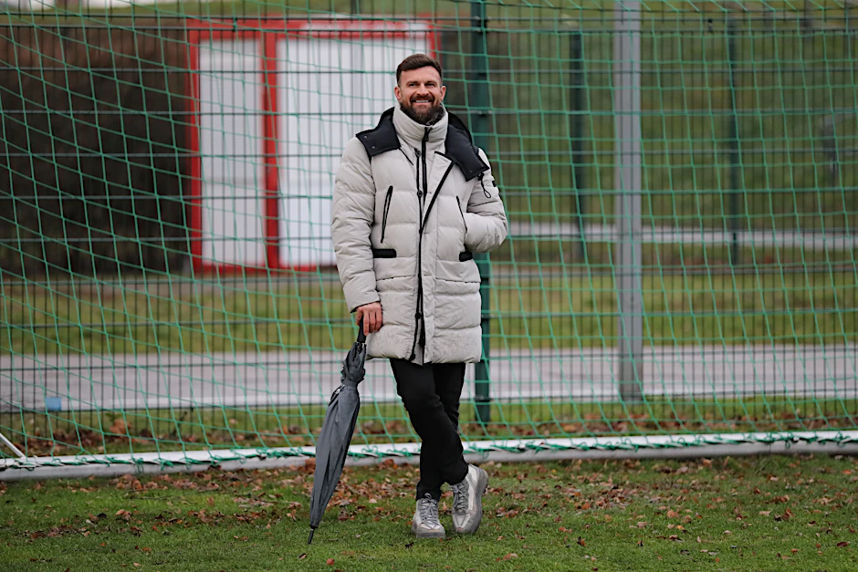 Man sieht’s: Enis Alushi fühlt sich nach einer Woche als Geschäftsführer Sport beim BFC Dynamo pudelwohl.