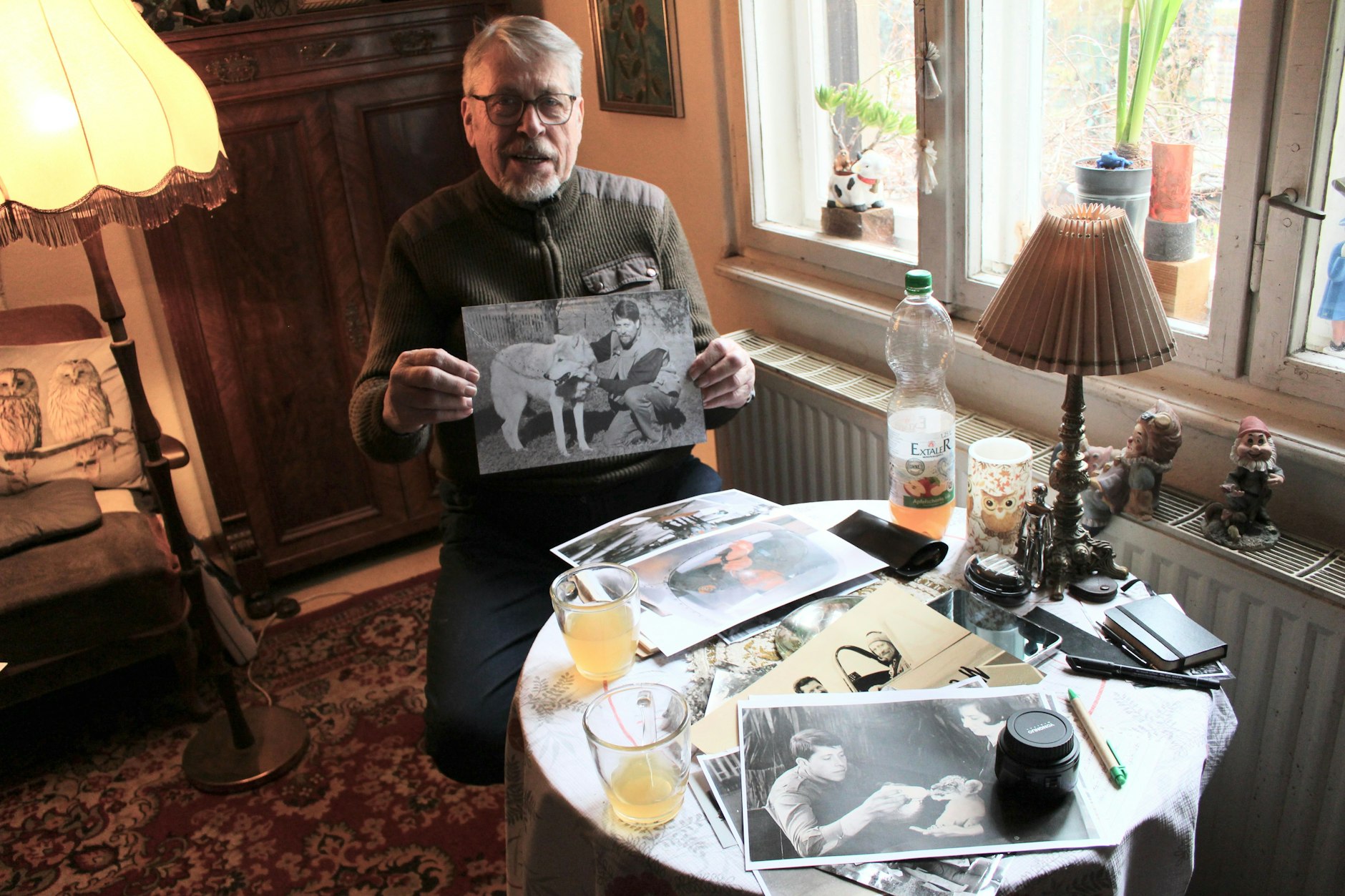 Michaels Lieblingstier ist der Wolf. Bei einem Glas spritziger Apfelschorle erzählt der DDR-Tierparkfotograf seine Lebensgeschichte.