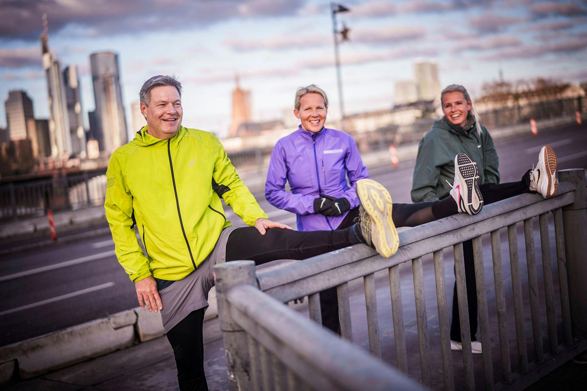 Hauptsache lässig und vital im Wahlkampf: Wirtschaftsminister Habeck beim Laufen mit den Fußballerinnen Julia Simic (r.) und Friederike Krompin in Frankfurt am Main.
