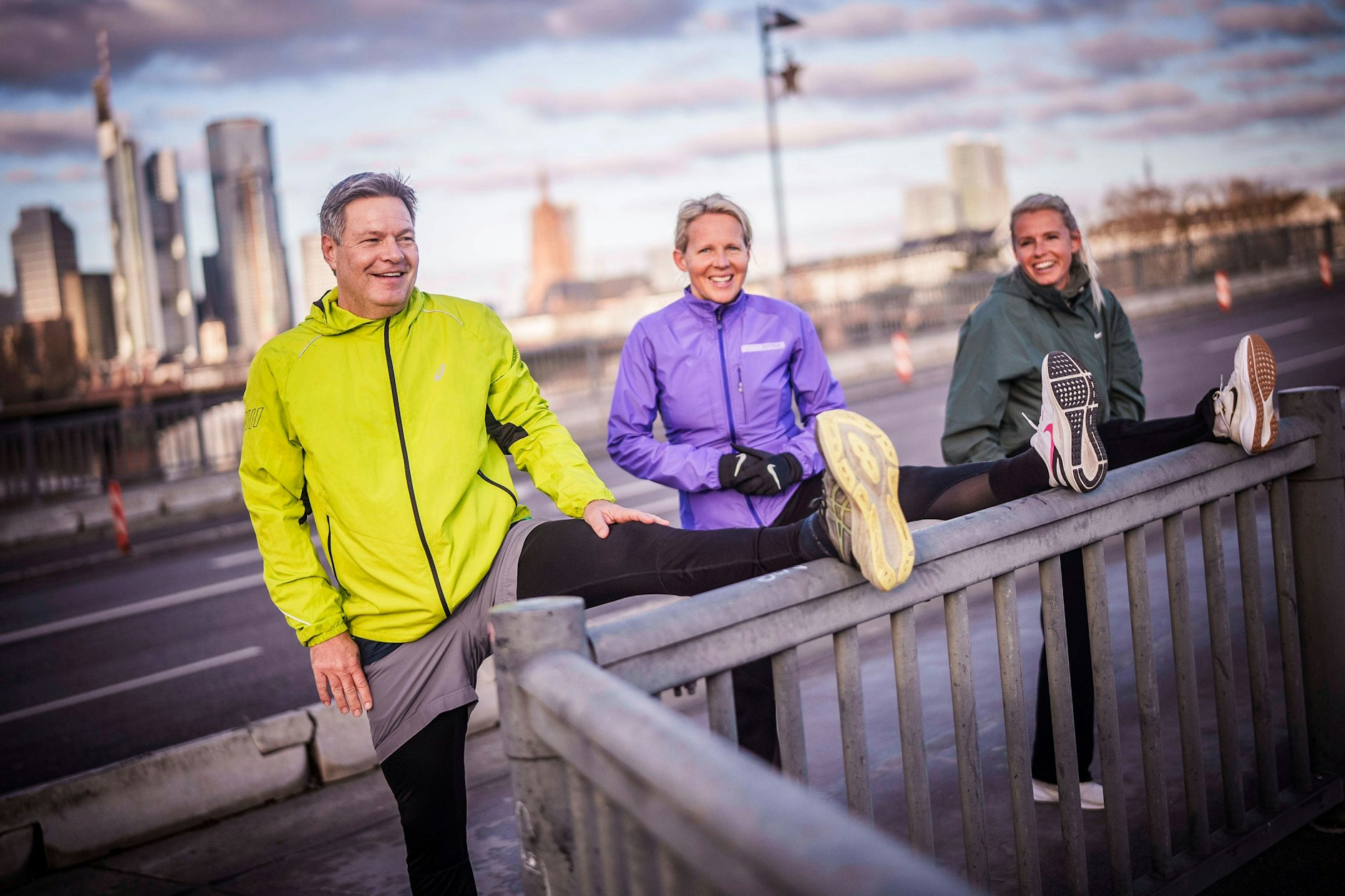 Hauptsache lässig und vital im Wahlkampf: Wirtschaftsminister Habeck beim Laufen mit den Fußballerinnen Julia Simic (r.) und Friederike Krompin in Frankfurt am Main.