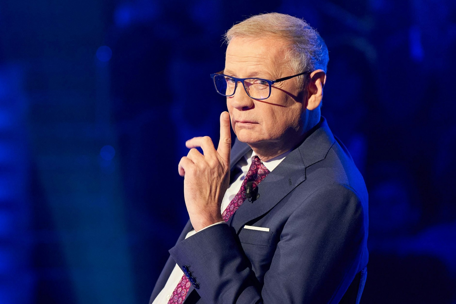 Bei manchen Fragen in der Sendung „Wer wird Millionär?“ kommt auch Moderator Günther Jauch ins Grübeln. Ob der Quizmaster wusste, was entweder 5,7 oder 8 Zentimeter breit ist?