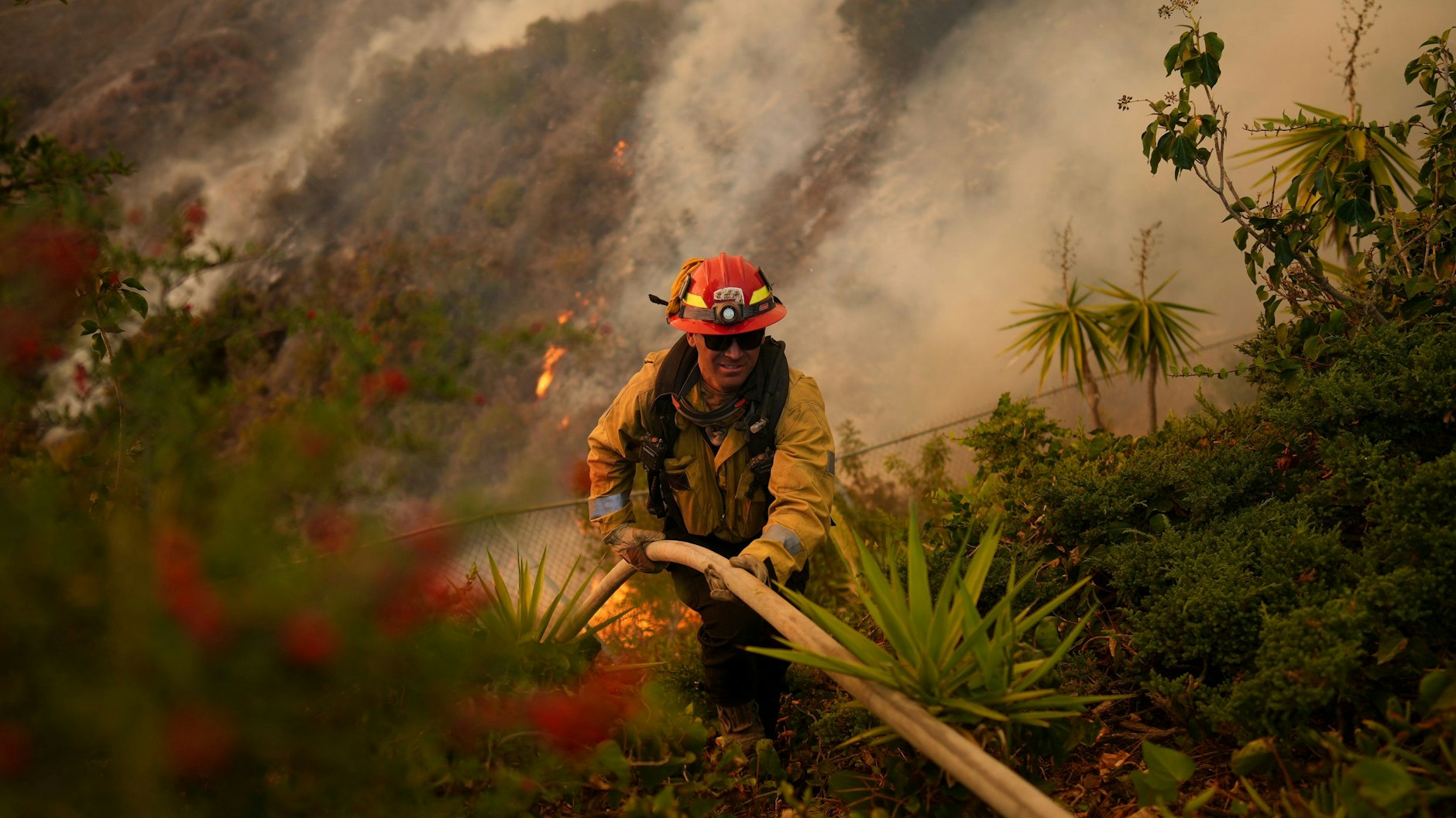 Noch immer gibt es Brandherde, die Feuerwehrleute sind dauerhaft im Einsatz.