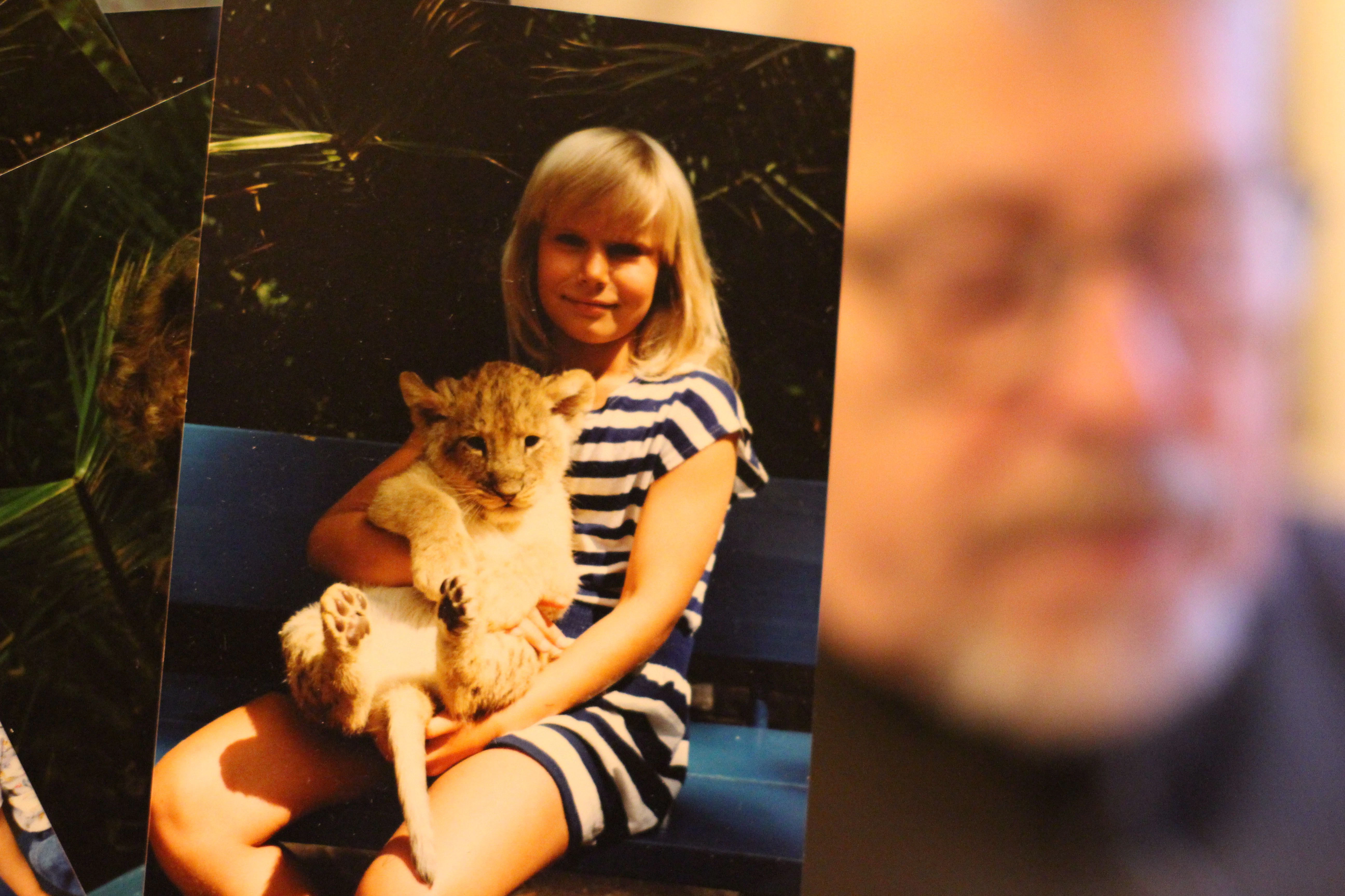 Die Fotografien,auf denen Kinder mit Löwen kuscheln, liegen in Haufen bei Michael Barz auf dem Sofa-Tisch. Haben auch Sie sich vom DDR-Tierparkfotograf ablichten lassen? Schicken Sie uns eine Mail an leser-bk@berlinerverlag.com – wir freuen uns!