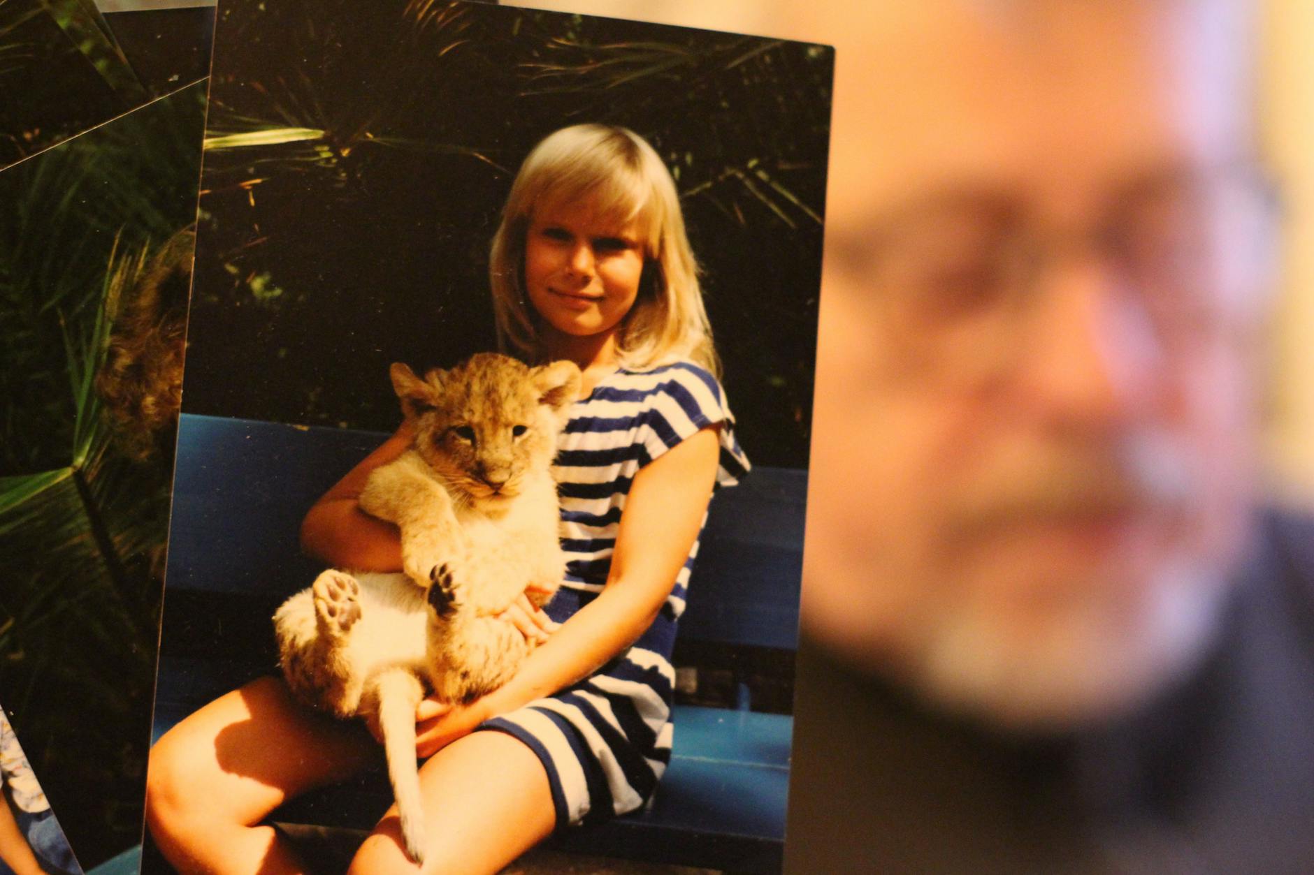 Die Fotografien,auf denen Kinder mit Löwen kuscheln, liegen in Haufen bei Michael Barz auf dem Sofa-Tisch. Haben auch Sie sich vom DDR-Tierparkfotograf ablichten lassen? Schicken Sie uns eine Mail an leser-bk@berlinerverlag.com – wir freuen uns!