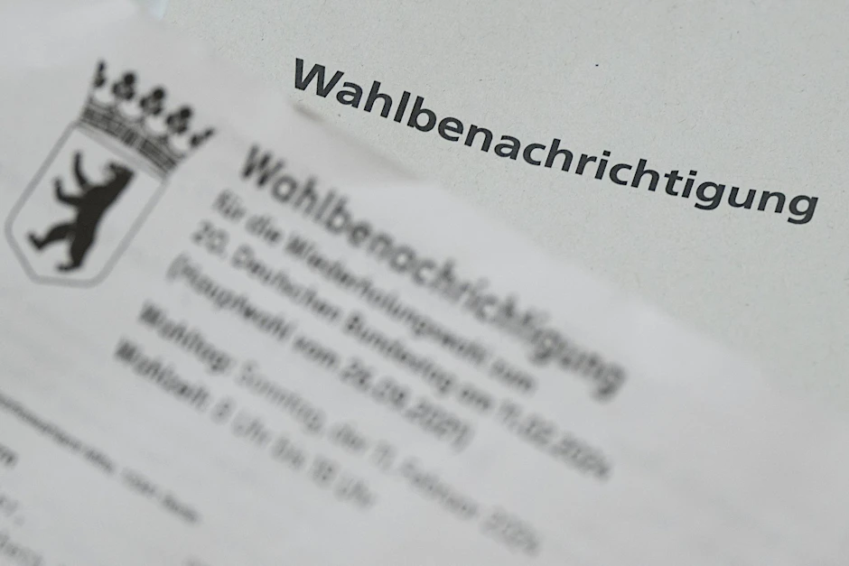 Eine Wahlbenachrichtigung für die Wahlwiederholung für die Bundestagswahl im Jahr 2021 in Berlin liegt auf einem Tisch.