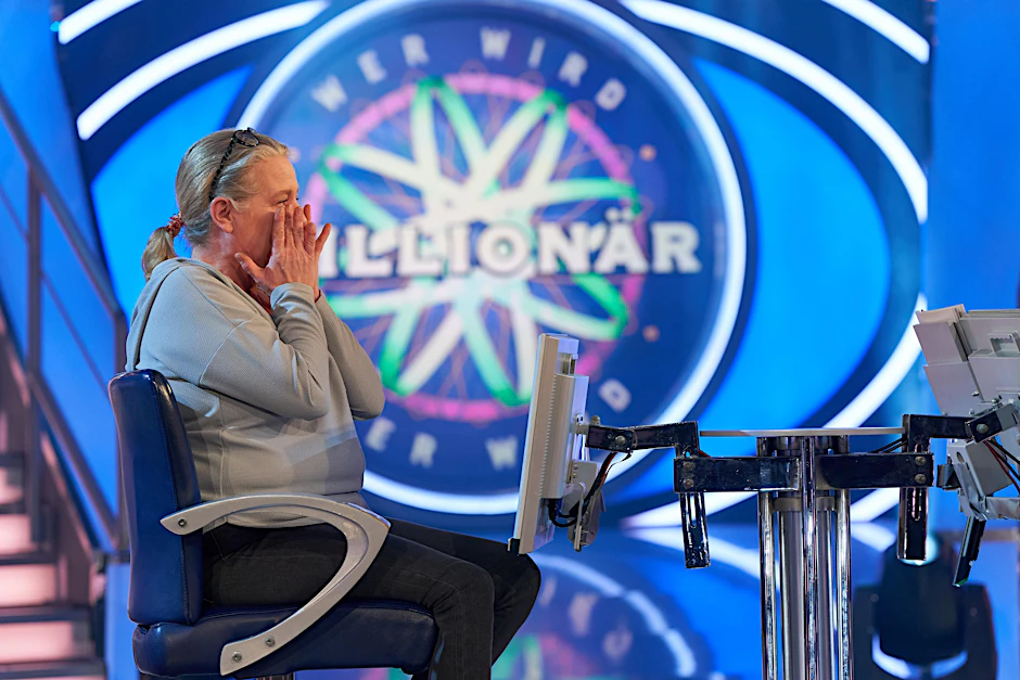 Am Ende ihrer Quizrunde bei „Wer wird Millionär?“ bricht Iris Oberath plötzlich in Tränen aus – so sehr freut sie sich über den Gewinn.