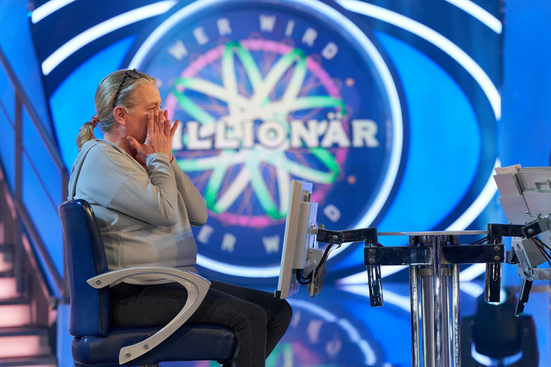 Am Ende ihrer Quizrunde bei „Wer wird Millionär?“ bricht Iris Oberath plötzlich in Tränen aus – so sehr freut sie sich über den Gewinn.