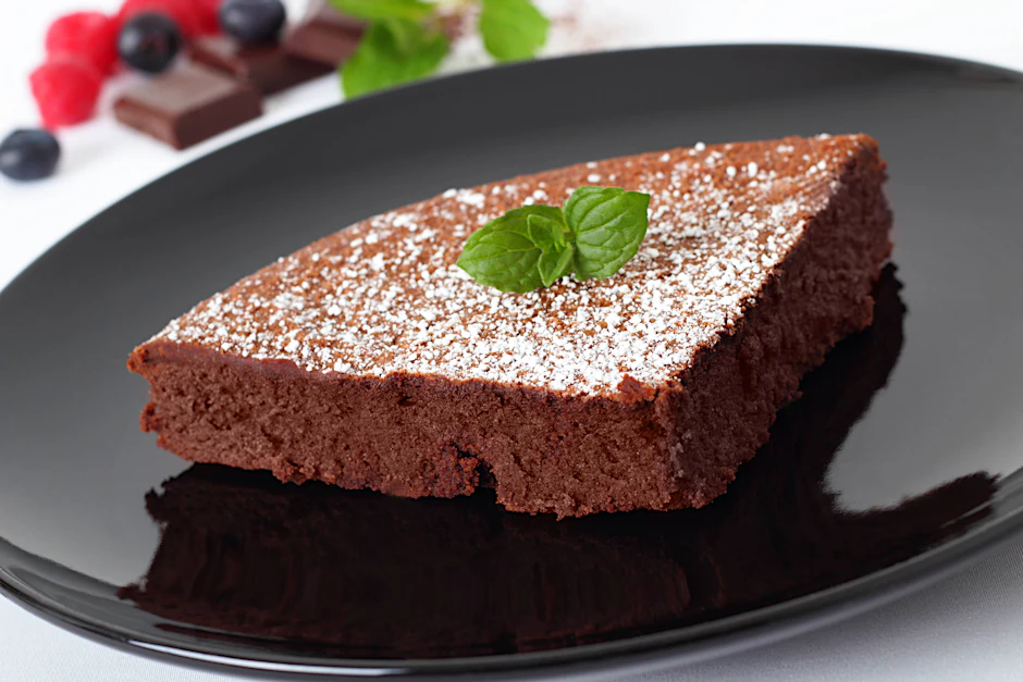 Der schnelle, saftige Schokokuchen ist köstlich zum Kaffee, aber auch fein als Dessert.