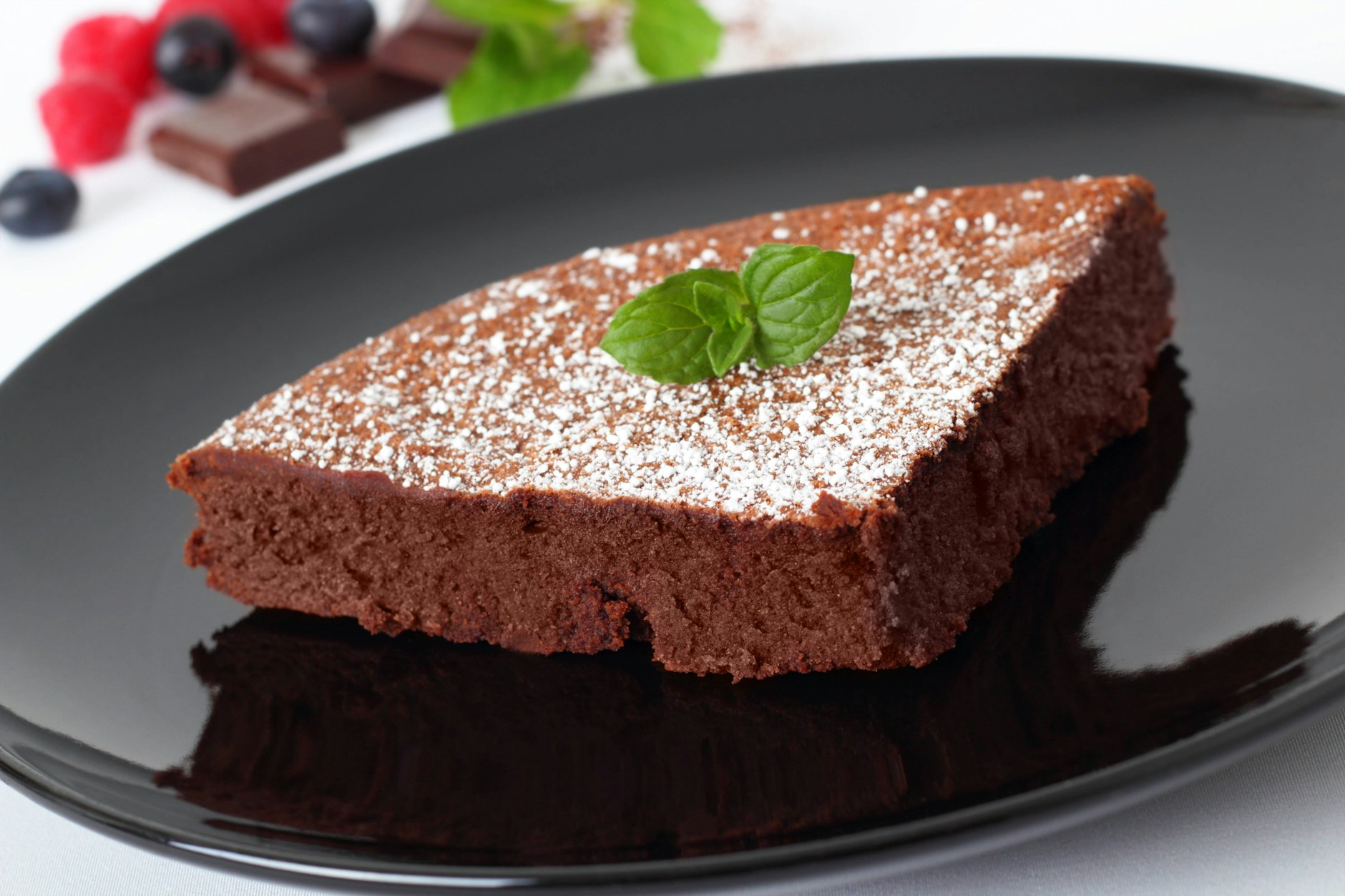 Der schnelle, saftige Schokokuchen ist köstlich zum Kaffee, aber auch fein als Dessert.