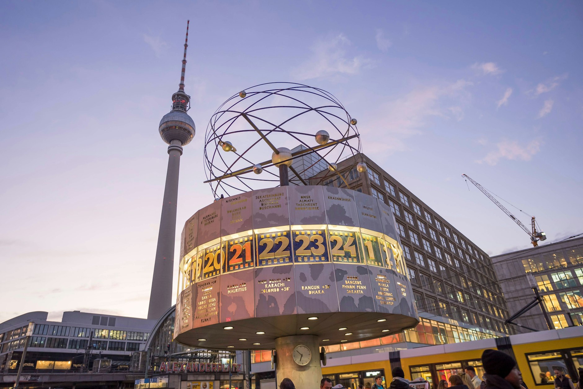 Mit einer Weltzeituhr kann Dresden nicht aufwarten. Mit einem Fernsehturm hingegen schon. Und der steht deutlich idyllischer als in Berlin.