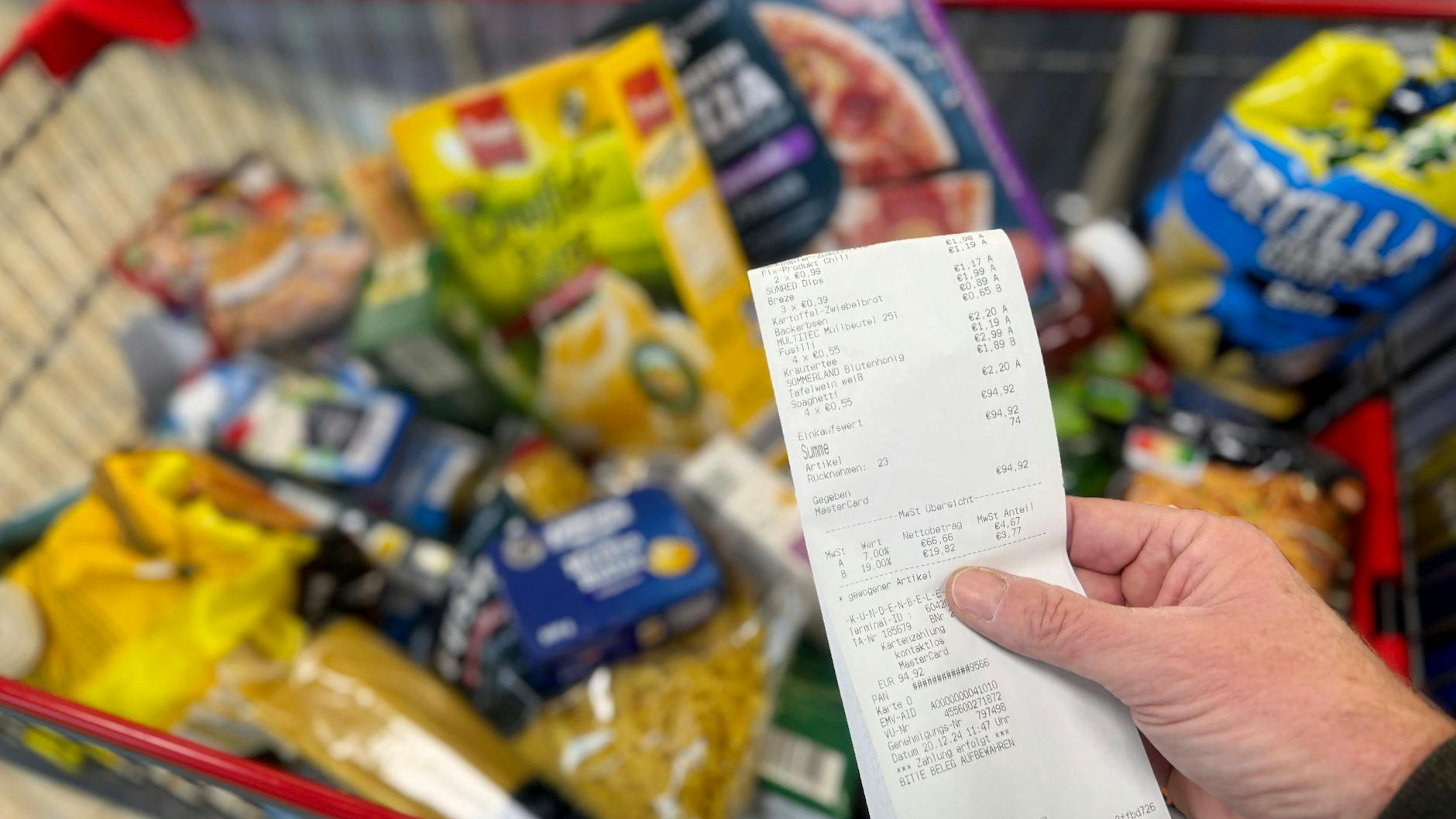 Die normalen Kassenbons, die es beim Einkaufen gibt, sind meist 8 Zentimeter breit – anders als EC-Bons, die nur auf 5,7 Zentimeter kommen.