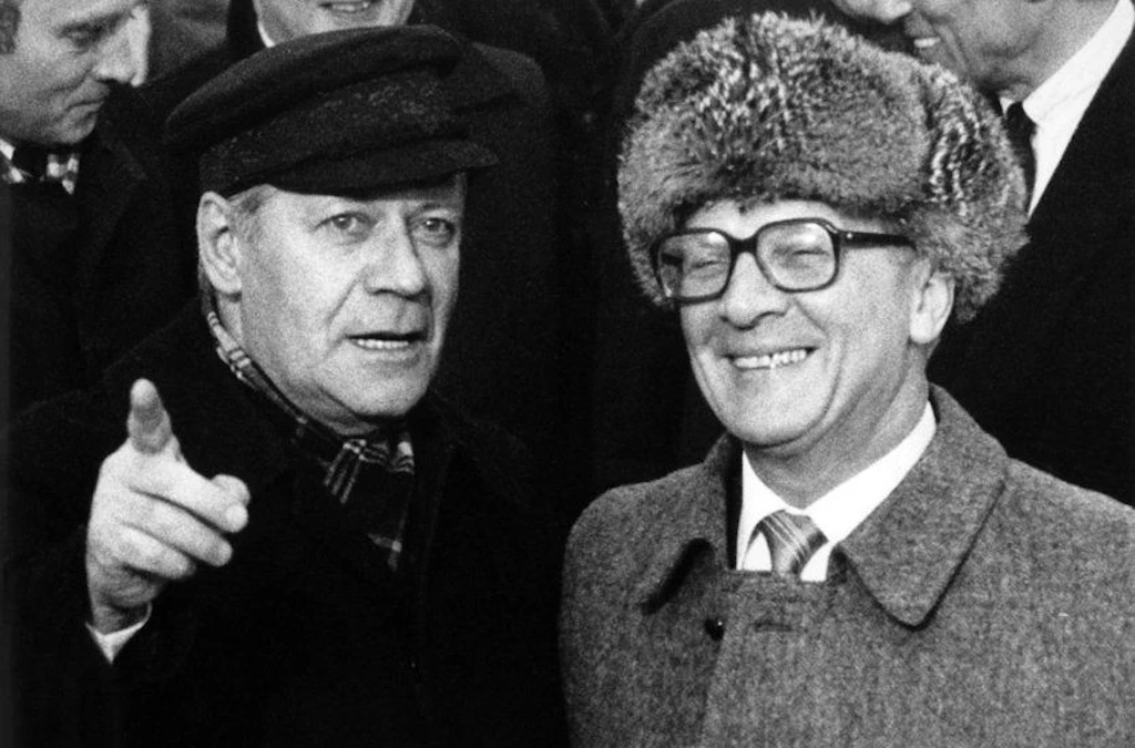 Beste Witze aus der DDR: Erich Honecker fährt mit dem Trabi übers Land ...