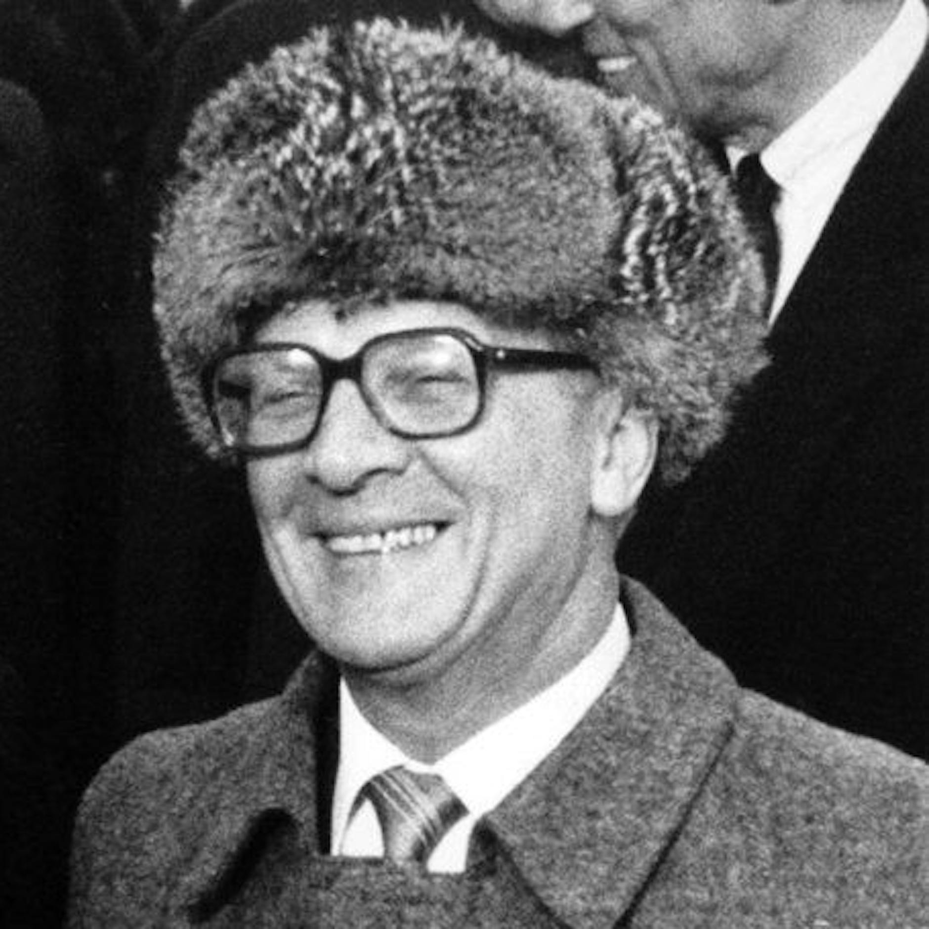 Beste Witze aus der DDR: Erich Honecker fährt mit dem Trabi übers Land ...