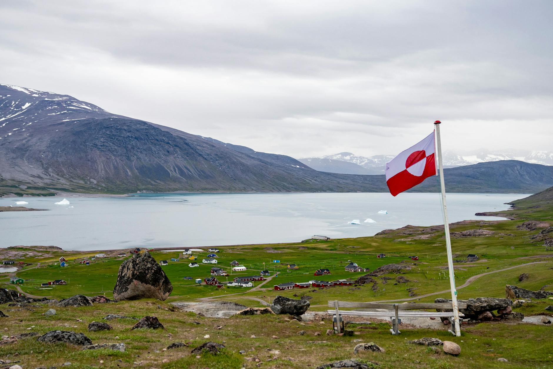 Blick auf eine grönländische Flagge in der Ortschaft Igaliku.